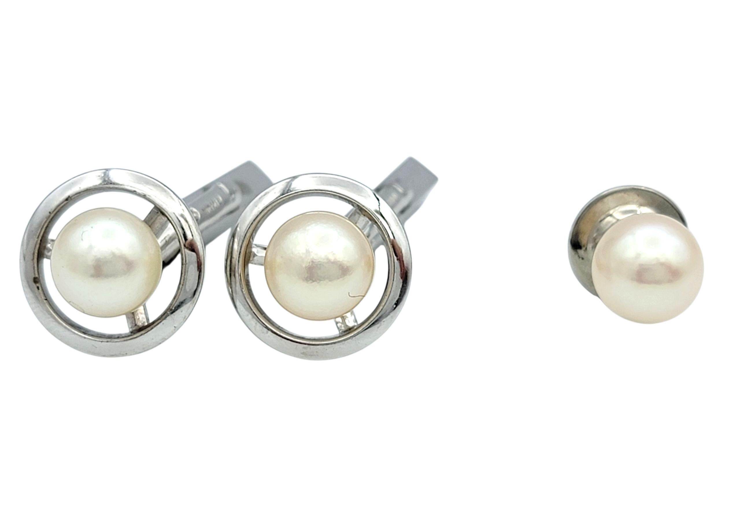 Taglio rotondo Set di 3 gemelli con perla e spilla per cravatta di Mikimoto d'epoca in oro bianco 18 carati in vendita