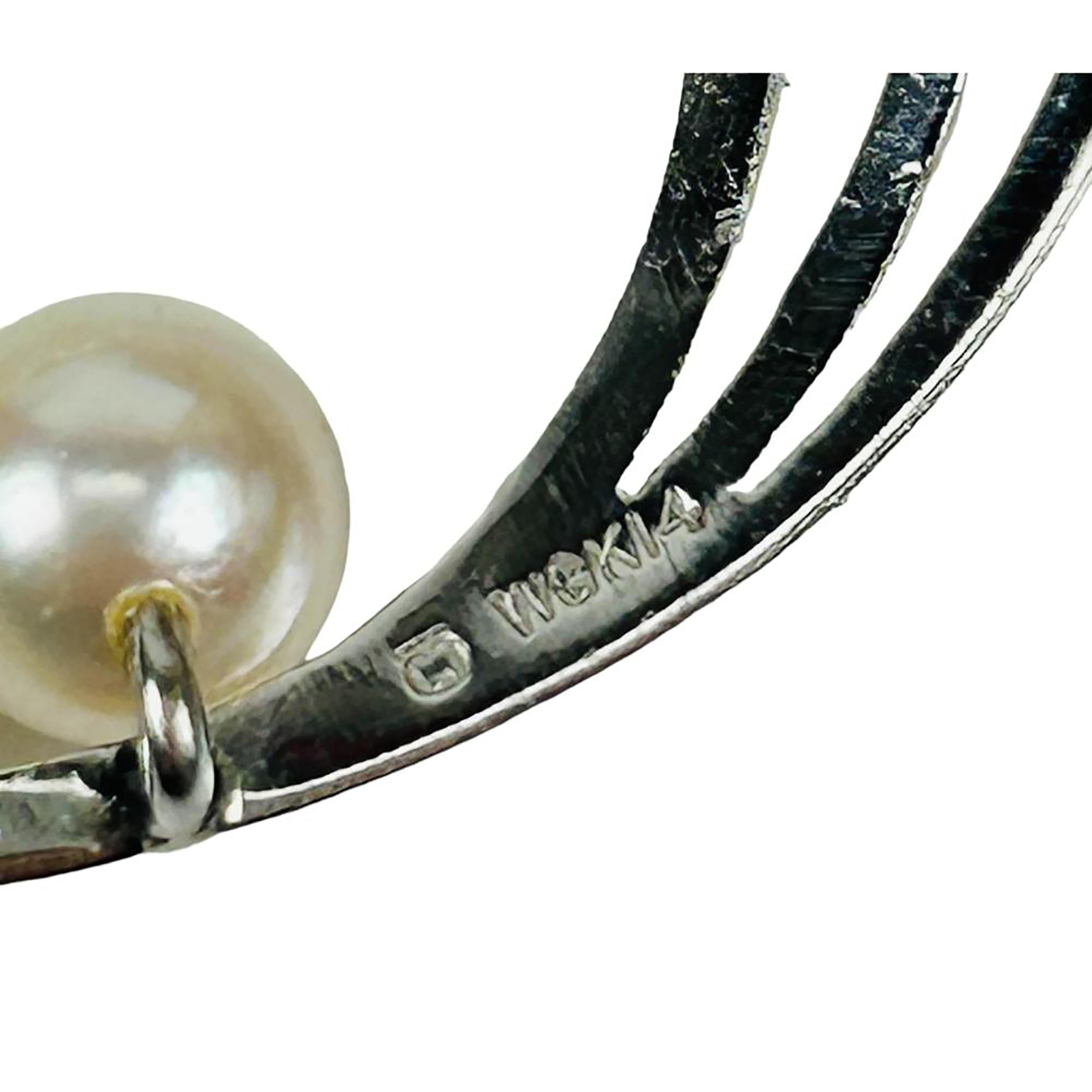 Introducing the Vintage Mikimoto Six Saltwater Akoya Pearl 14K White Gold 1.5 Inch Brooch:
Elevate your style with this exquisite Vintage Mikimoto Brooch, a timeless piece of jewelry that exudes elegance and sophistication. Crafted from high-quality