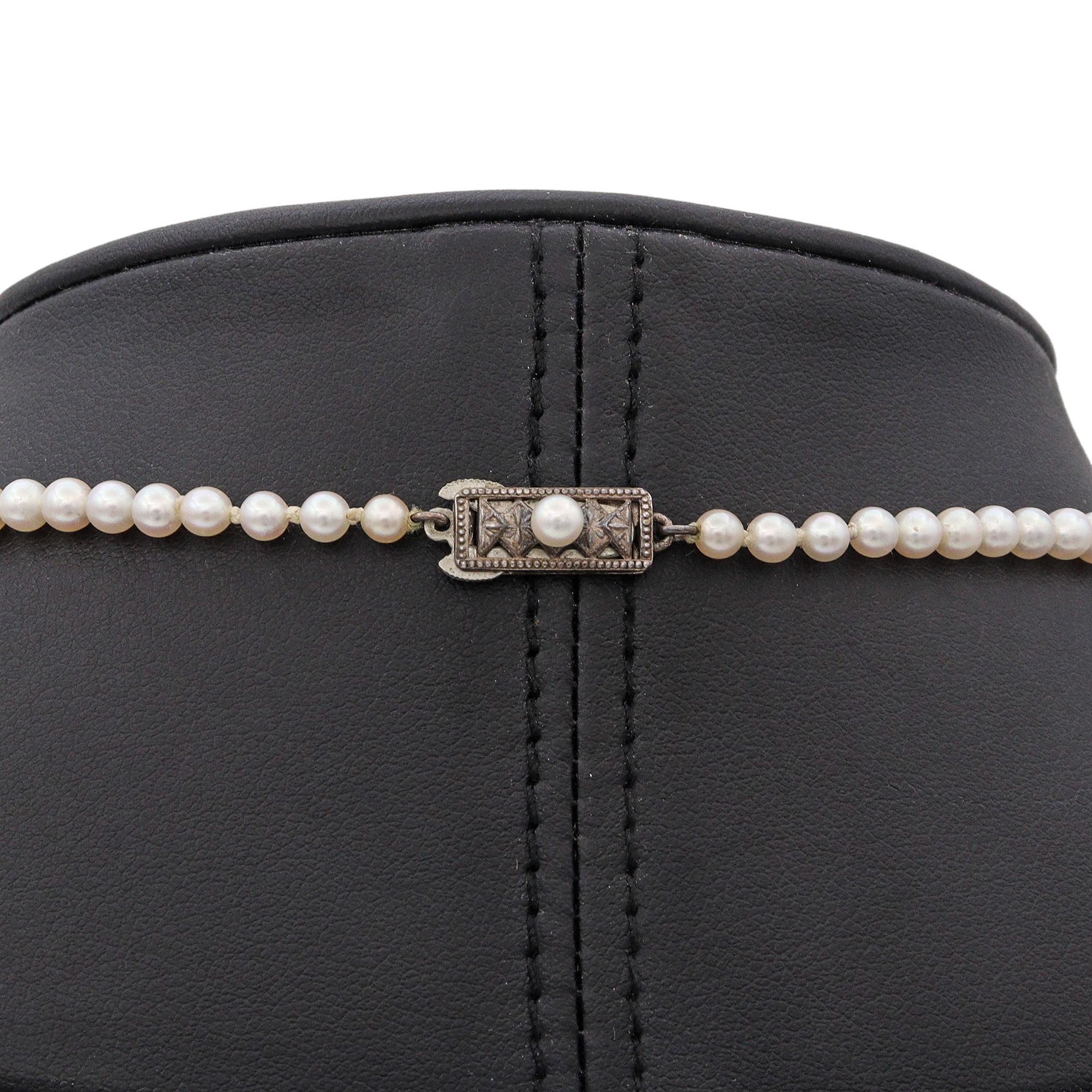 Questa collana vintage di Mikimoto con fili di perle graduati emana un'eleganza senza tempo e una raffinata maestria. Caratterizzata da perle Akoya lucenti e graduate, la collana mostra l'impegno di Mikimoto per una qualità e una bellezza