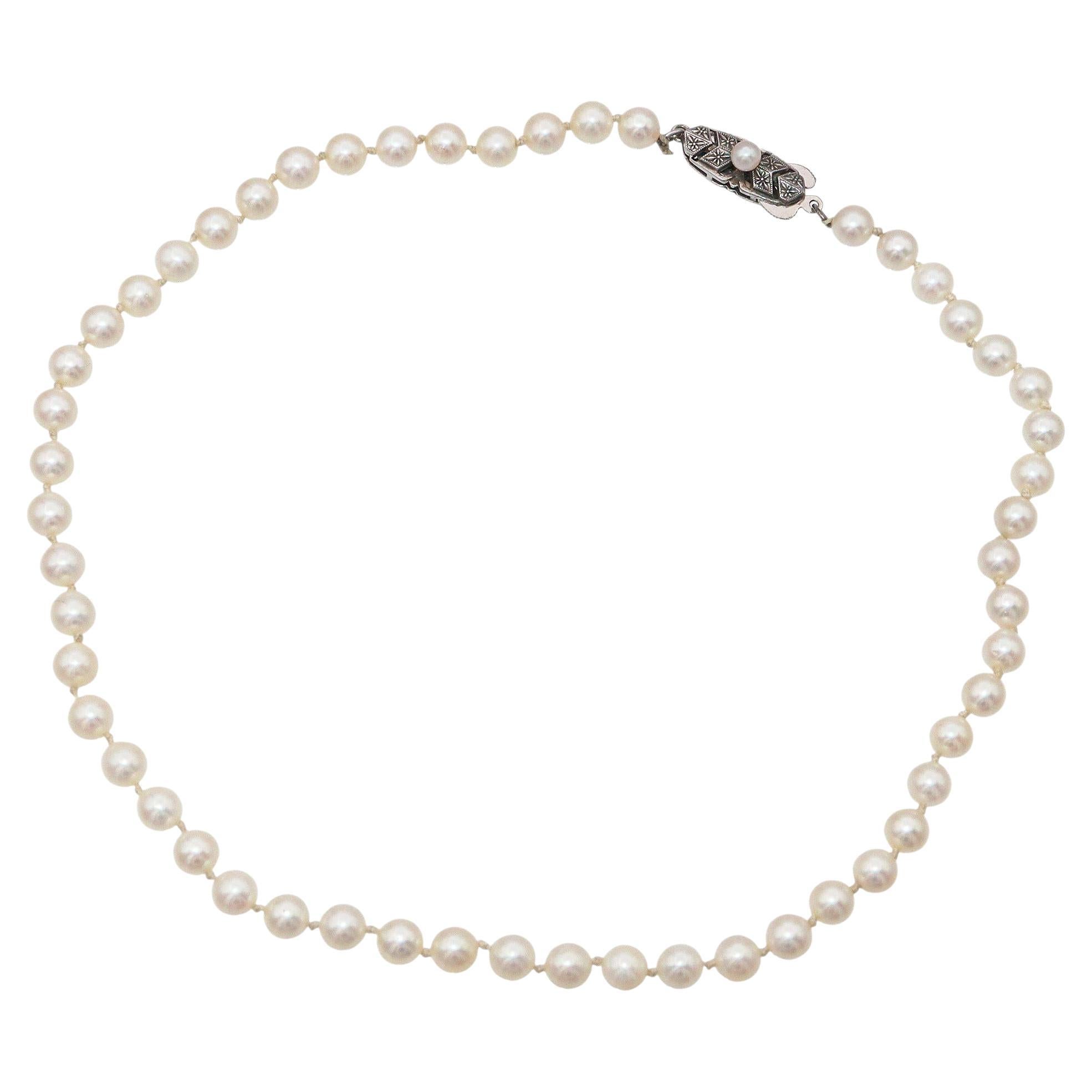 Simbolo senza tempo di eleganza e raffinatezza, questa collana girocollo vintage di Mikimoto mette in mostra le perle Akoya coltivate del marchio, note per la loro eccezionale lucentezza, la forma rotonda e la morbida tonalità avorio. Ogni perla è