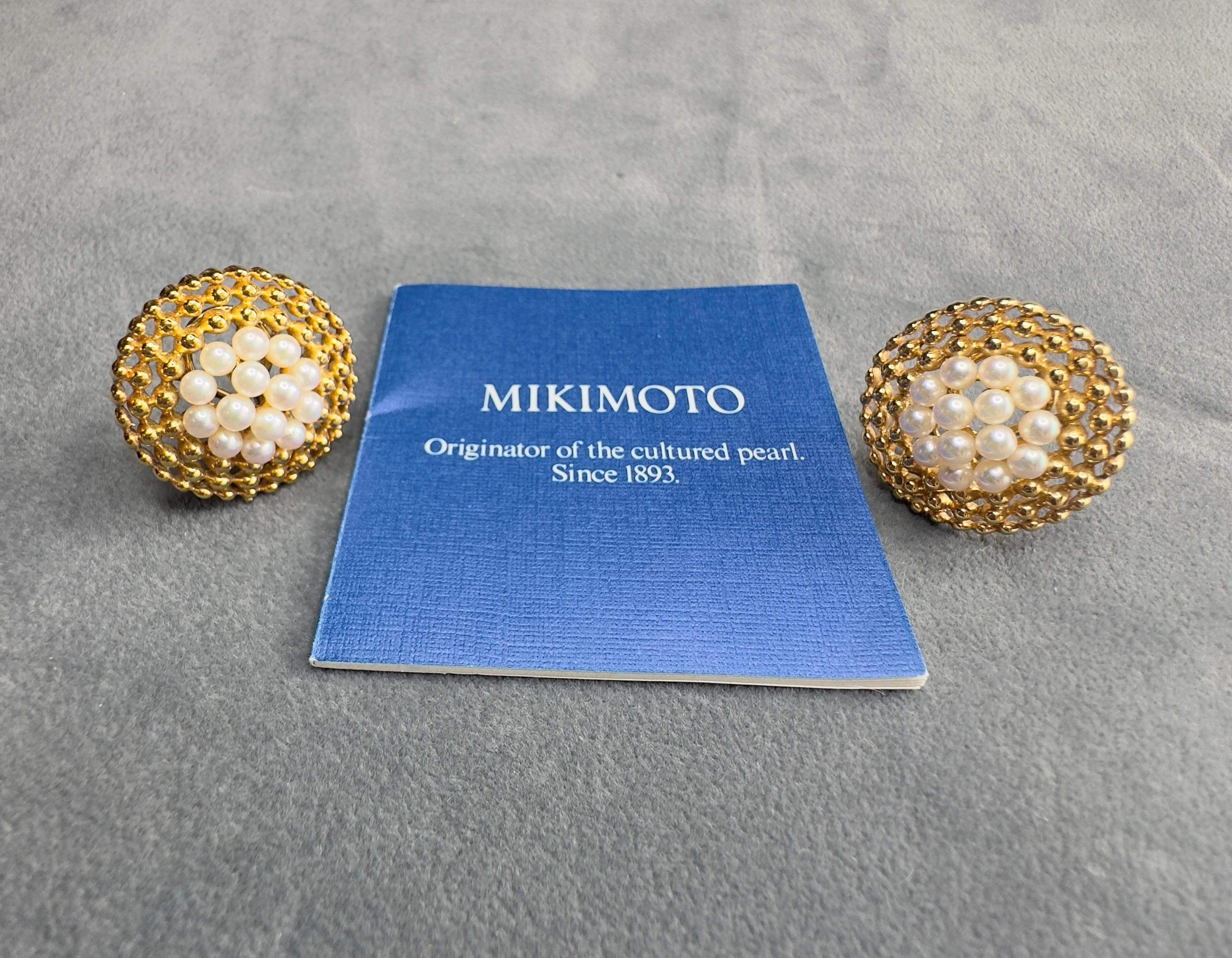 Estos exquisitos pendientes Mikimoto de oro amarillo de 18 quilates de la década de 1990 presentan un diseño distintivo y elegante, con 14 lustrosas perlas en cada pendiente para un total de 28 perlas. Con un diámetro de 23,6 mm y un peso de 16