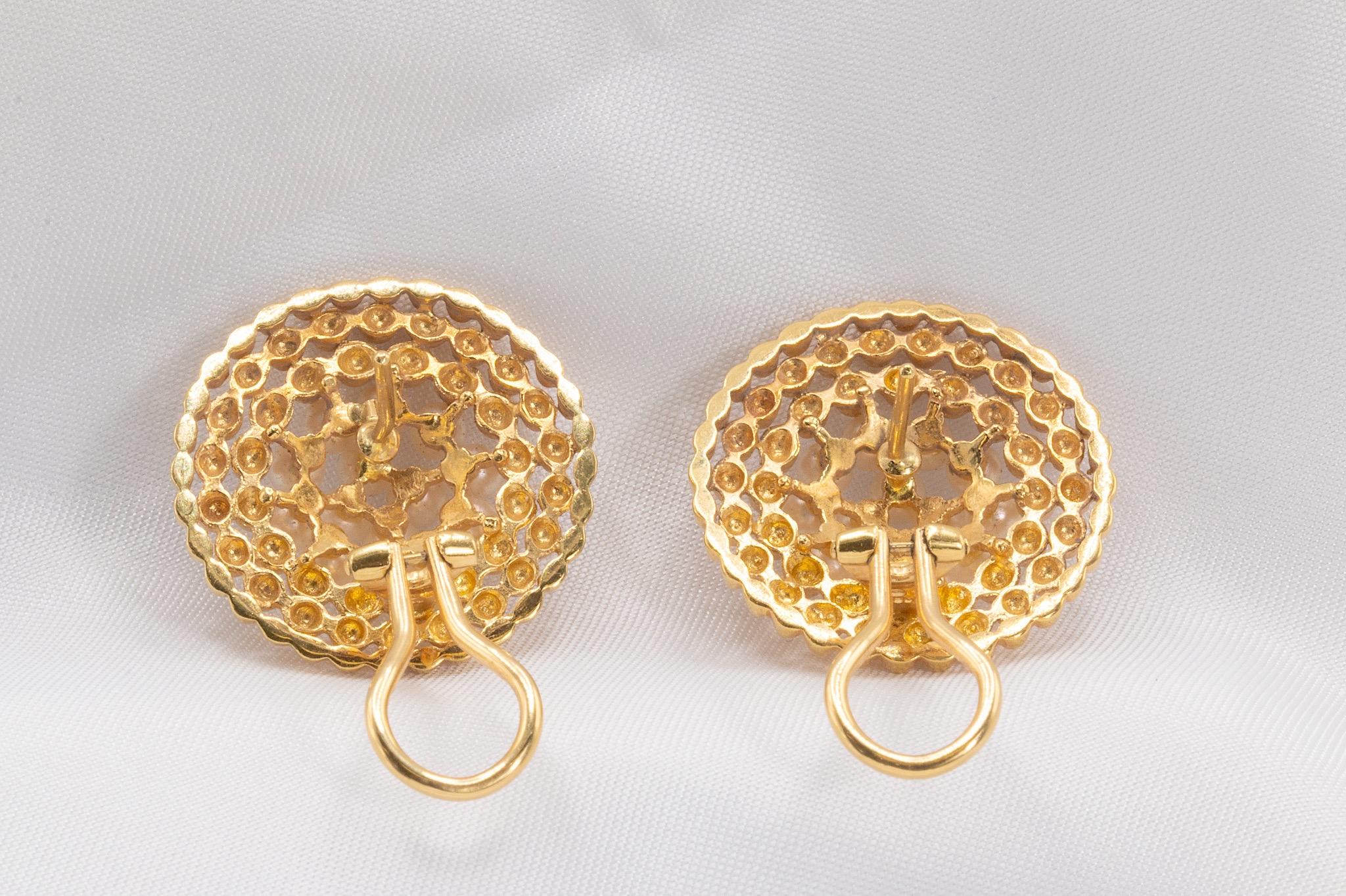 Pendientes de perlas vintage Mikimoto Unique de oro amarillo de 18k en Bueno estado para la venta en Houston, TX