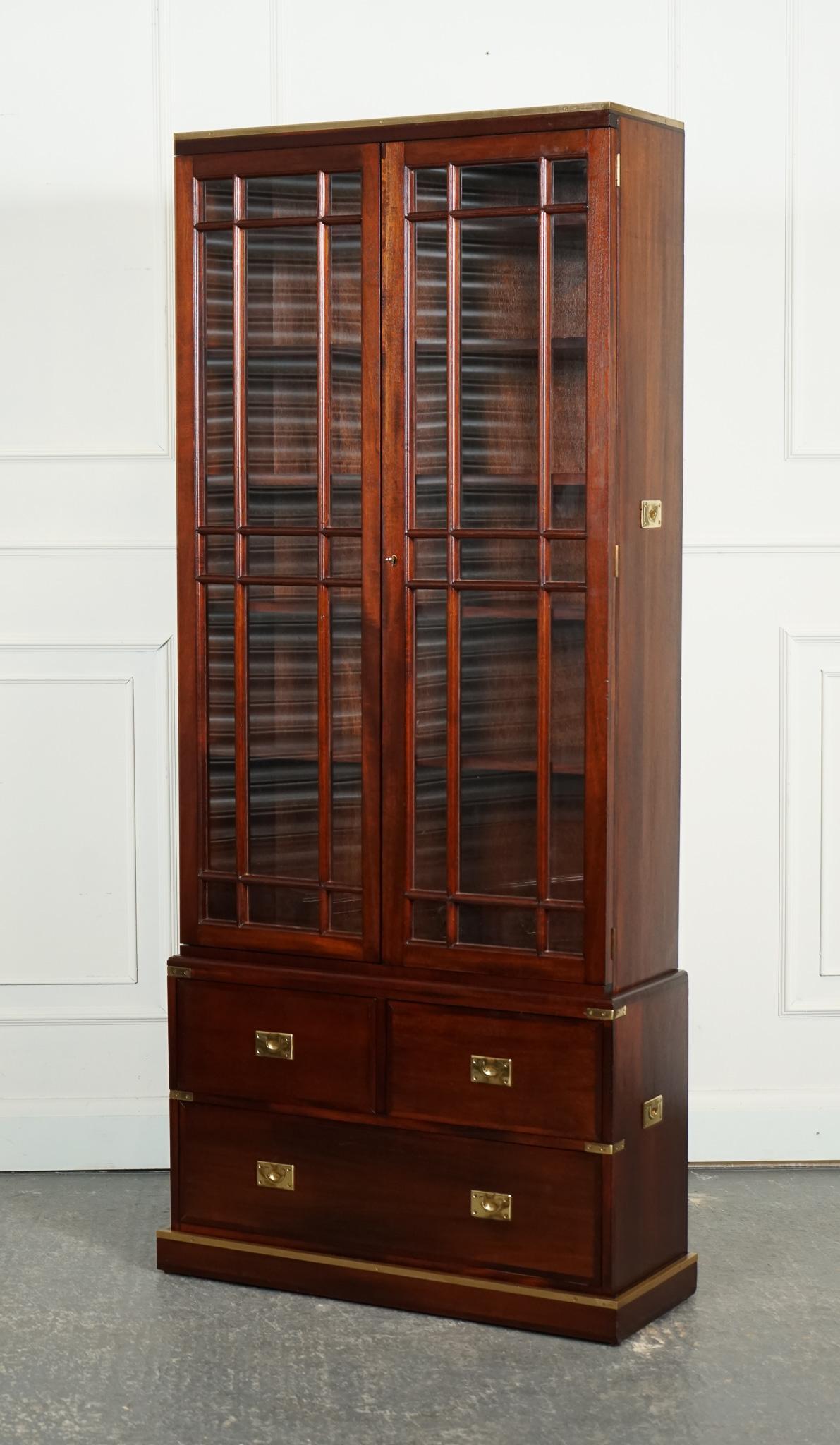 
Wir freuen uns, dieses Vintage Military Campaigner Bookcase Display Cabinet With Brass Fittings zum Verkauf anzubieten.

 Der Campaigner hat ein robustes, oft tragbares Design, das in der Vergangenheit von Militärs bei Feldzügen verwendet wurde.