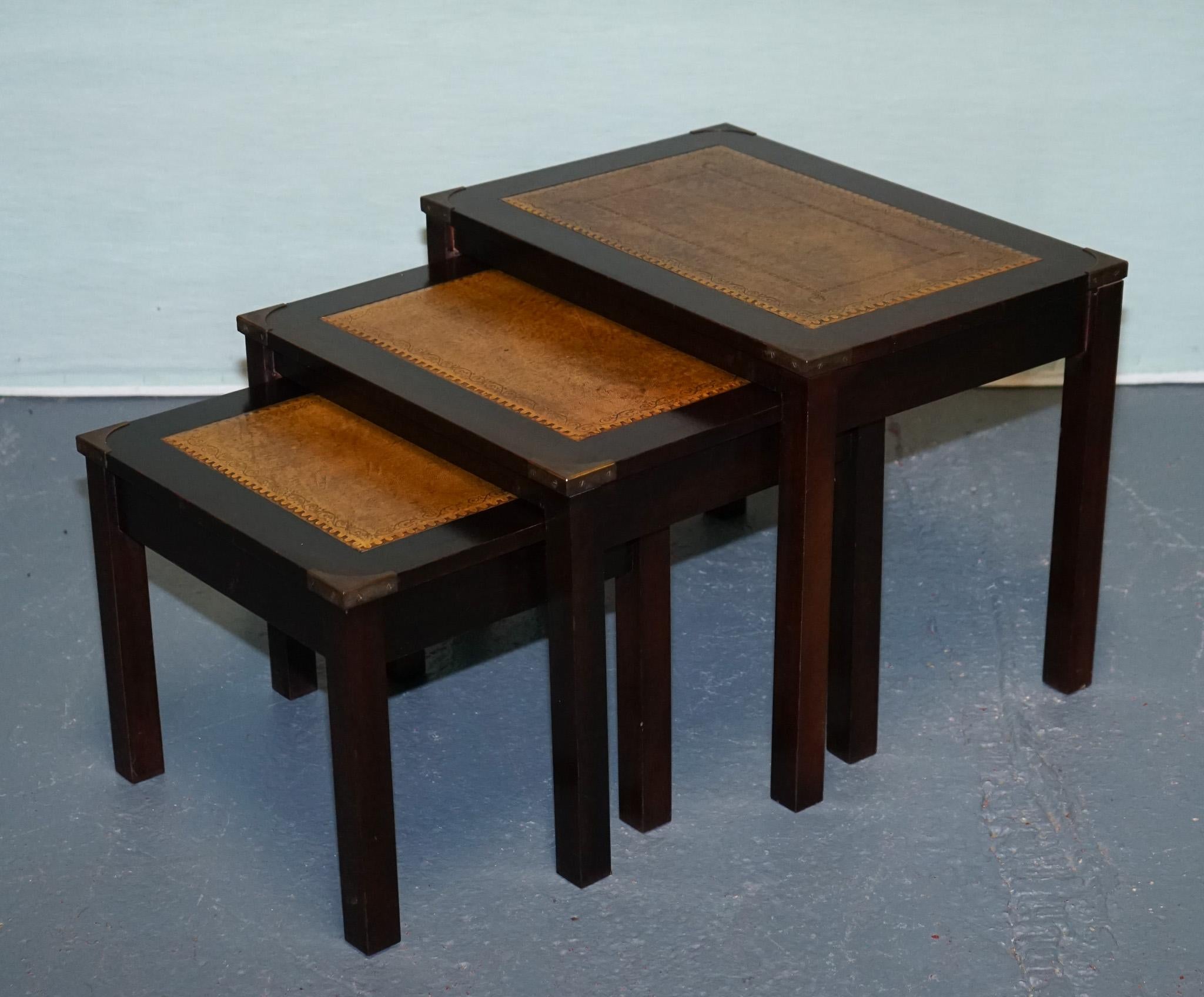 VINTAGE MILITAIRE CAMPAIGN BRASS NEST OF TABLES WiTH CAMEL BROWN LEATHER TOPS en vente 3