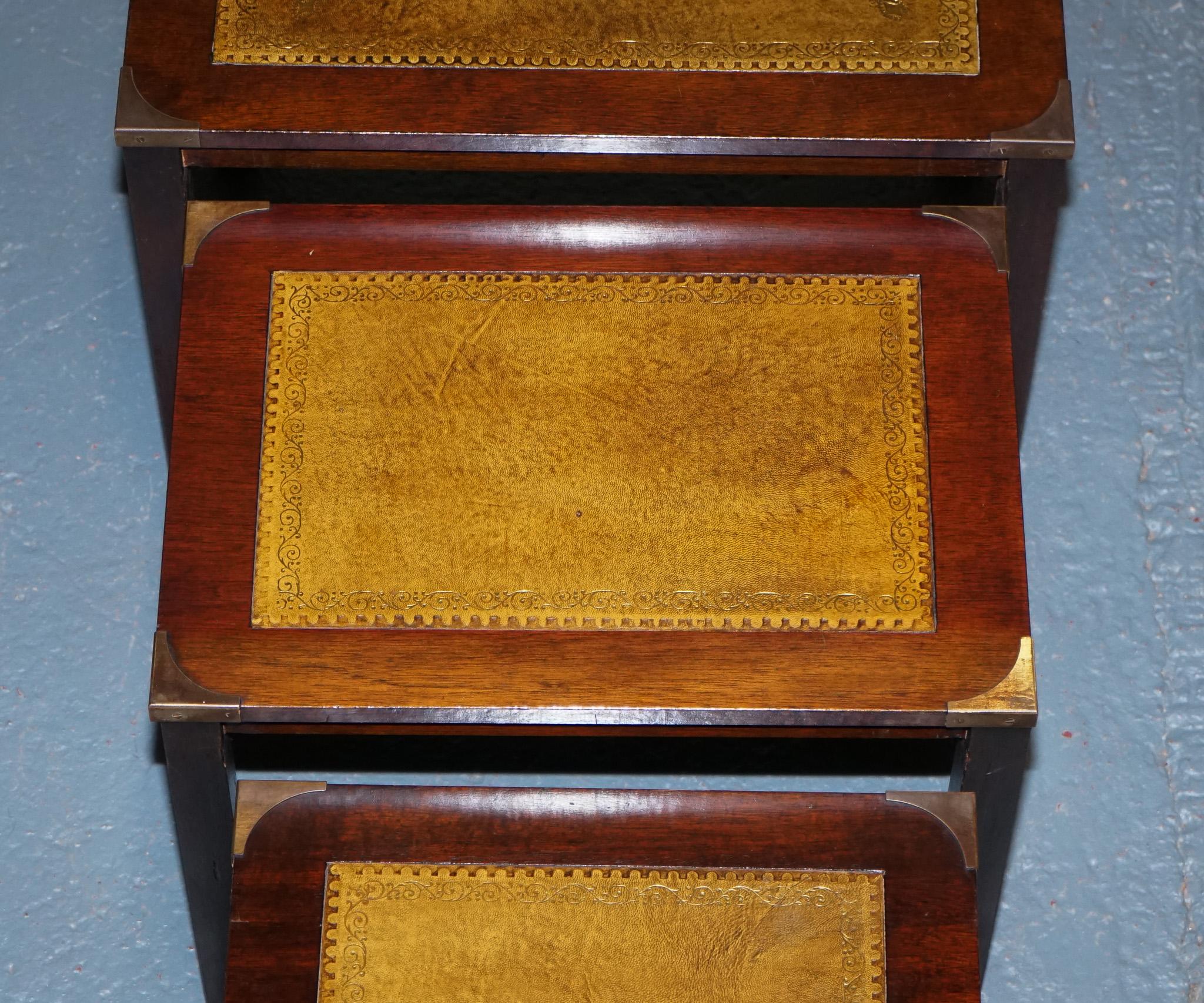 Britannique VINTAGE MILITAIRE CAMPAIGN BRASS NEST OF TABLES WiTH CAMEL BROWN LEATHER TOPS en vente