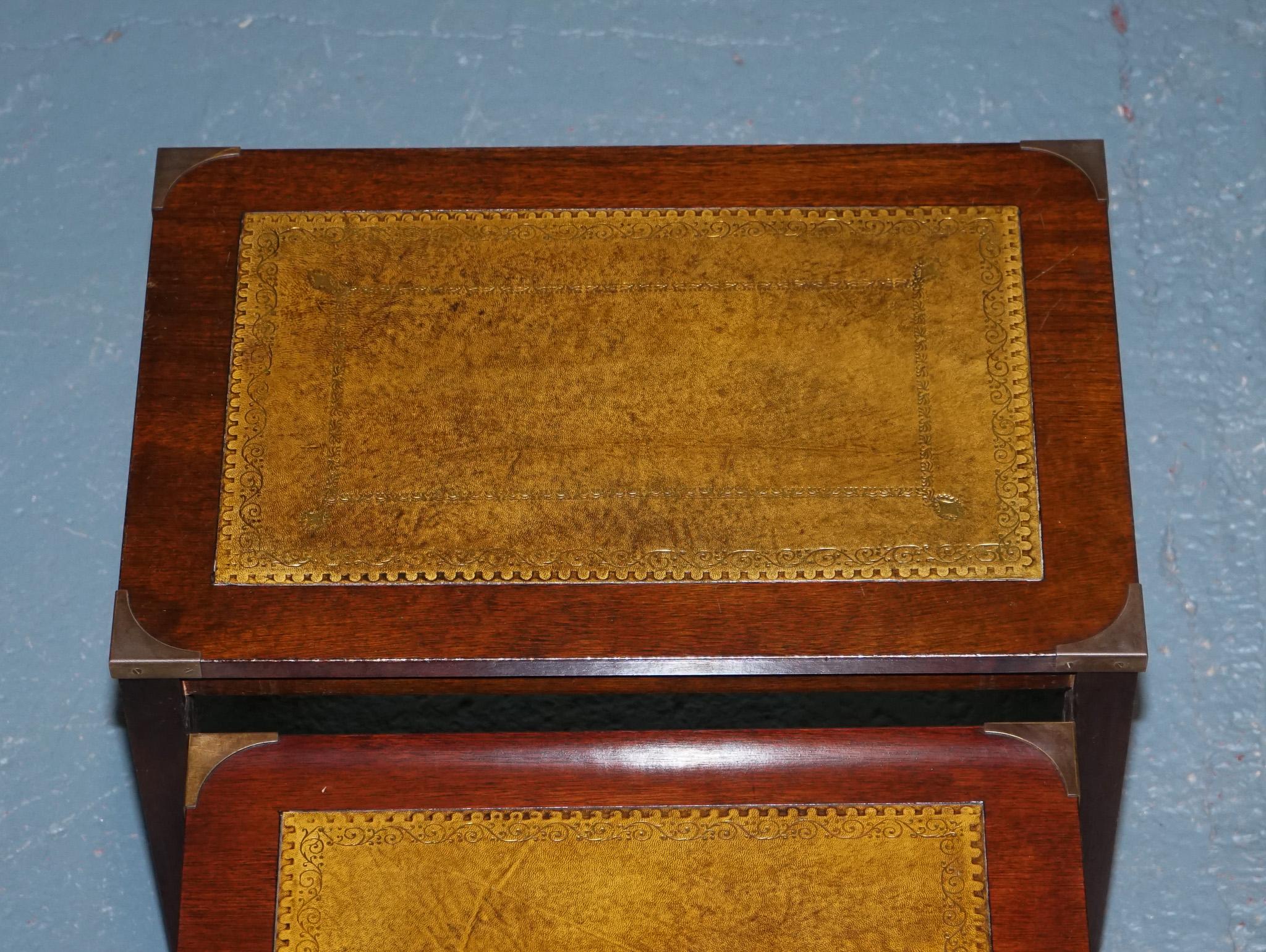 Fait main VINTAGE MILITAIRE CAMPAIGN BRASS NEST OF TABLES WiTH CAMEL BROWN LEATHER TOPS en vente