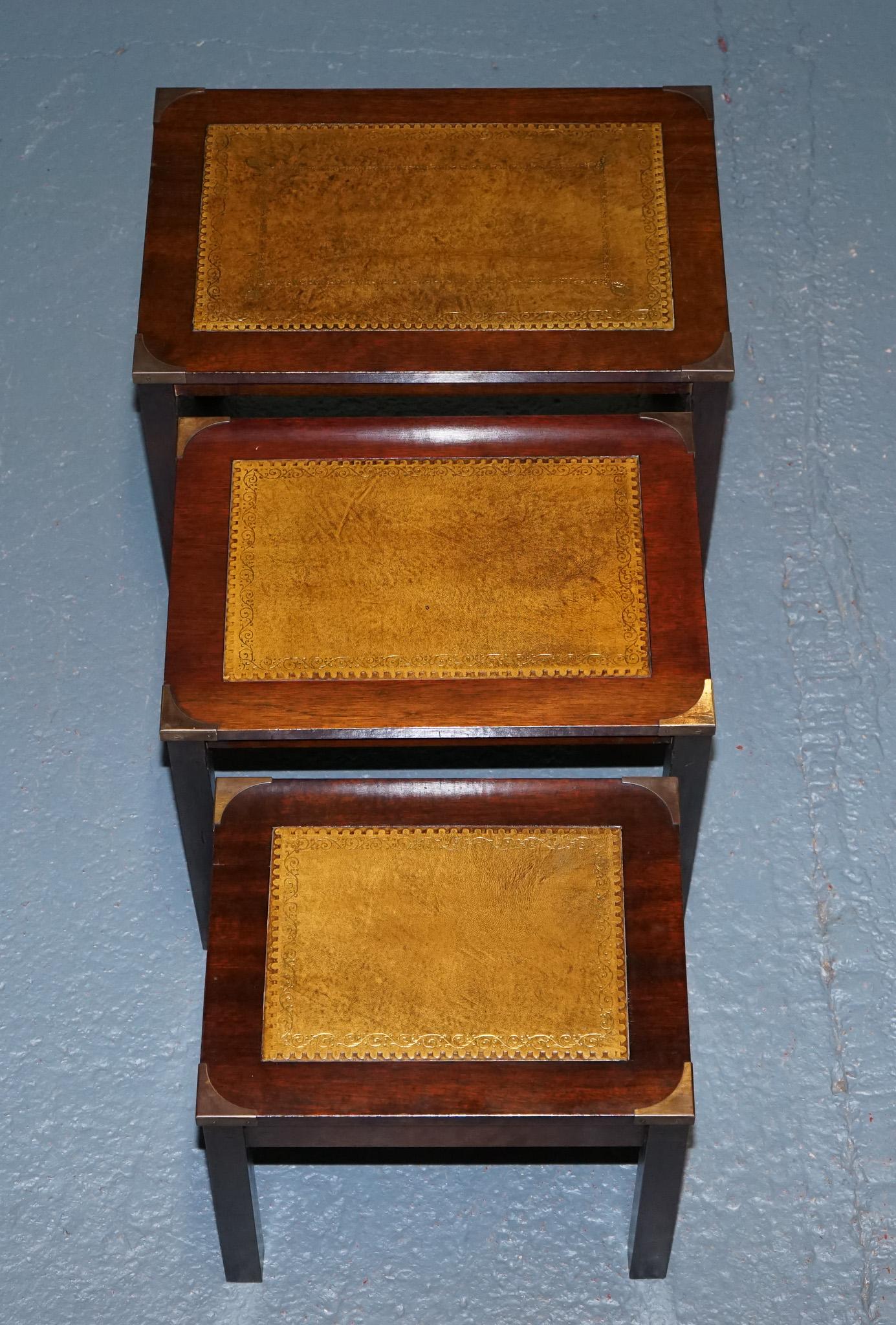 VINTAGE MILITAIRE CAMPAIGN BRASS NEST OF TABLES WiTH CAMEL BROWN LEATHER TOPS Bon état - En vente à Pulborough, GB
