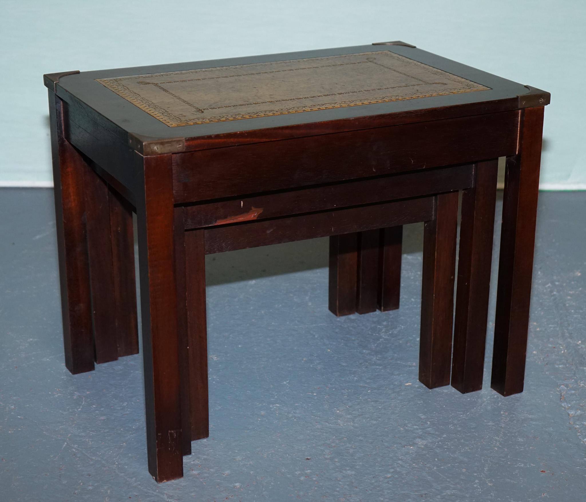 20ième siècle VINTAGE MILITAIRE CAMPAIGN BRASS NEST OF TABLES WiTH CAMEL BROWN LEATHER TOPS en vente