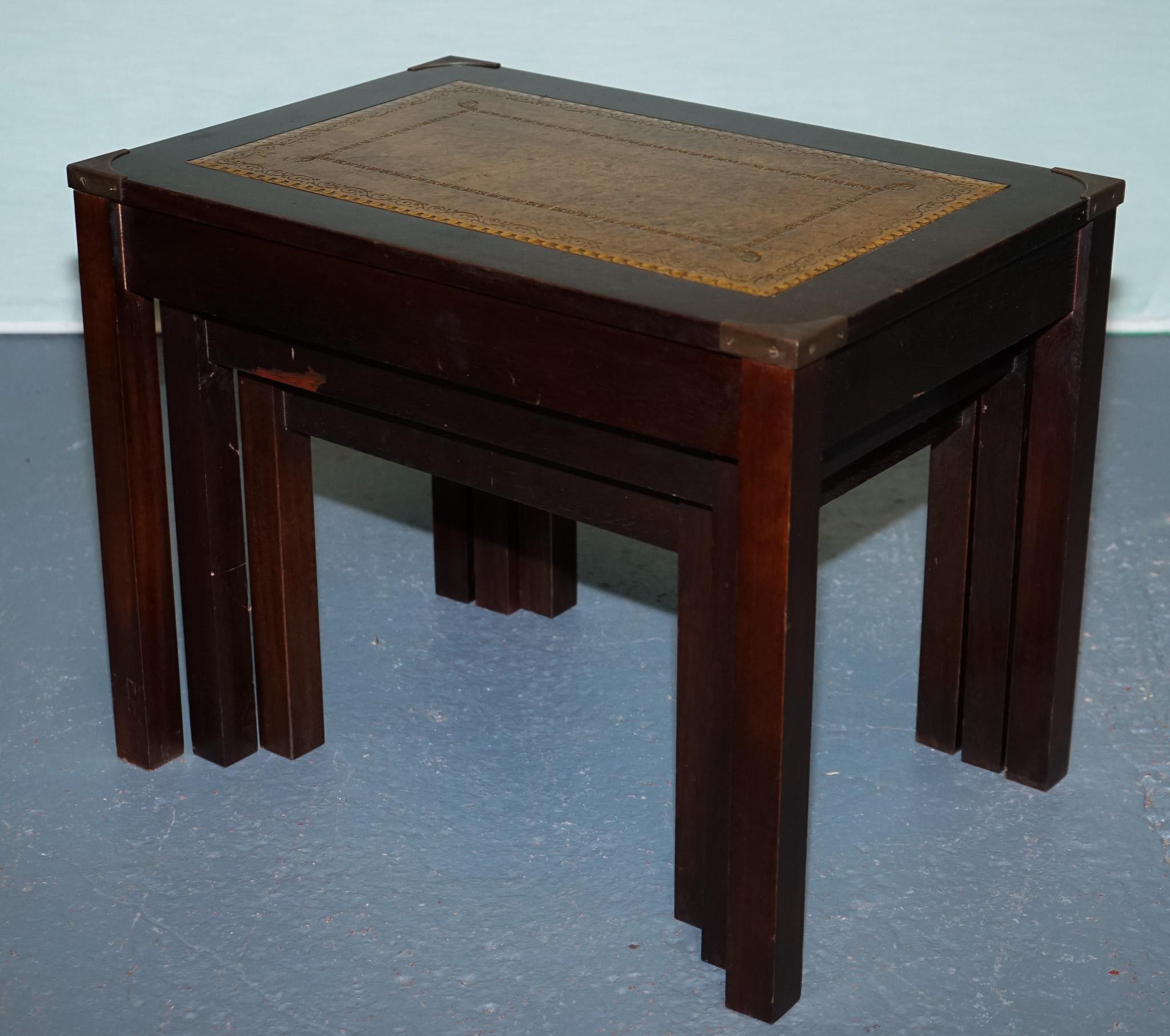 Cuir VINTAGE MILITAIRE CAMPAIGN BRASS NEST OF TABLES WiTH CAMEL BROWN LEATHER TOPS en vente