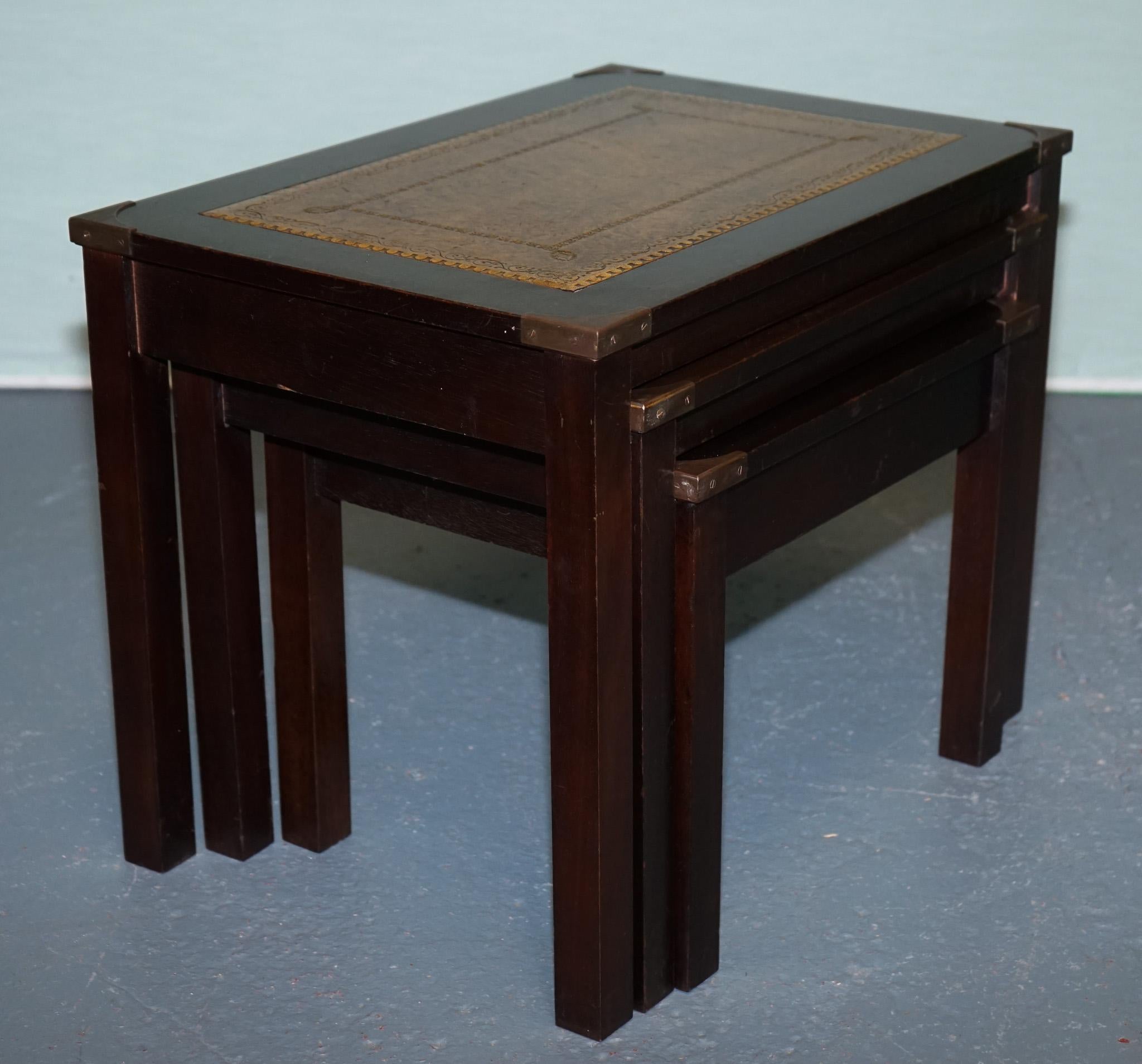 VINTAGE MILITAIRE CAMPAIGN BRASS NEST OF TABLES WiTH CAMEL BROWN LEATHER TOPS en vente 1