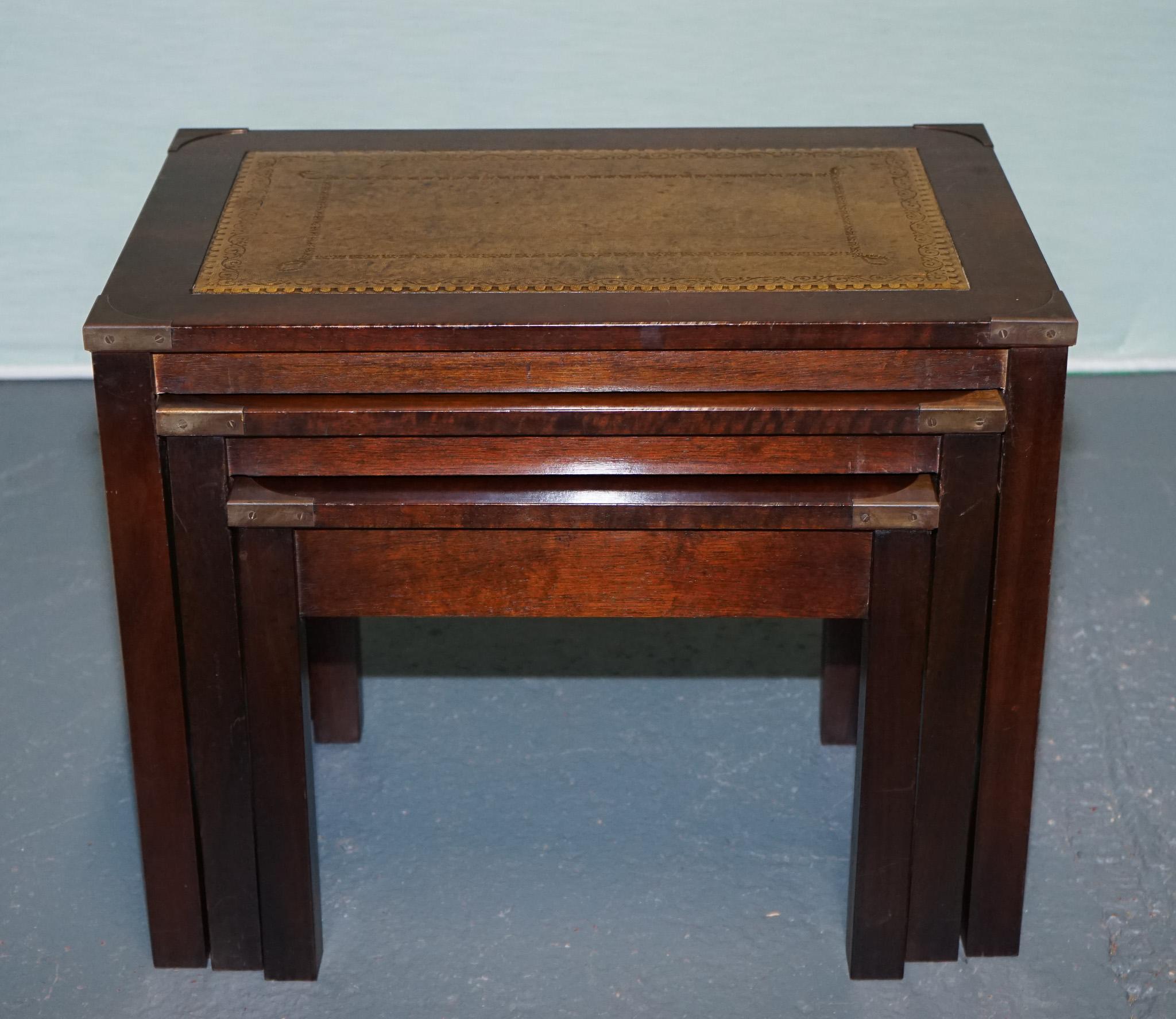 VINTAGE MILITAIRE CAMPAIGN BRASS NEST OF TABLES WiTH CAMEL BROWN LEATHER TOPS en vente 2