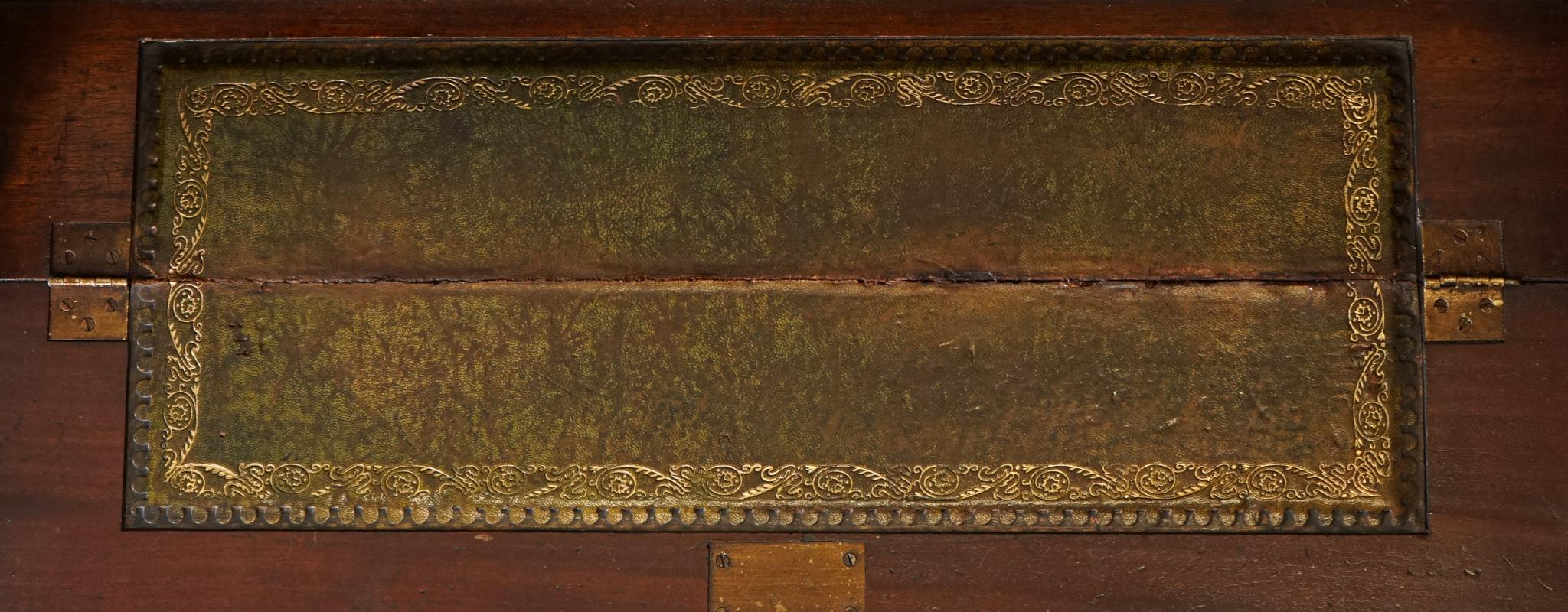 CASSETTIERA DA CAMPAGNA MILITARE D'EPOCA CON PELLE VERDE INVECCHIABILE in vendita 4