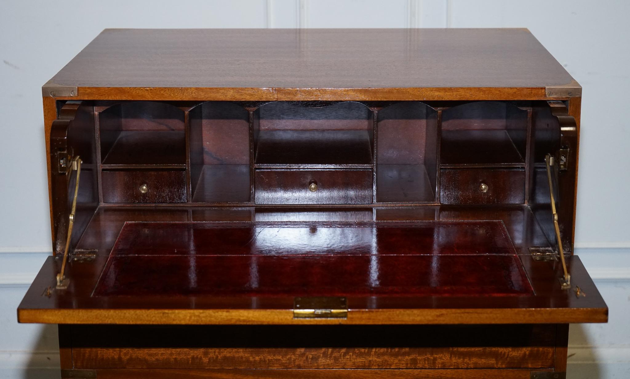 cassettiera d'epoca per la campagna militare con pelle rossa invecchiata in vendita 3
