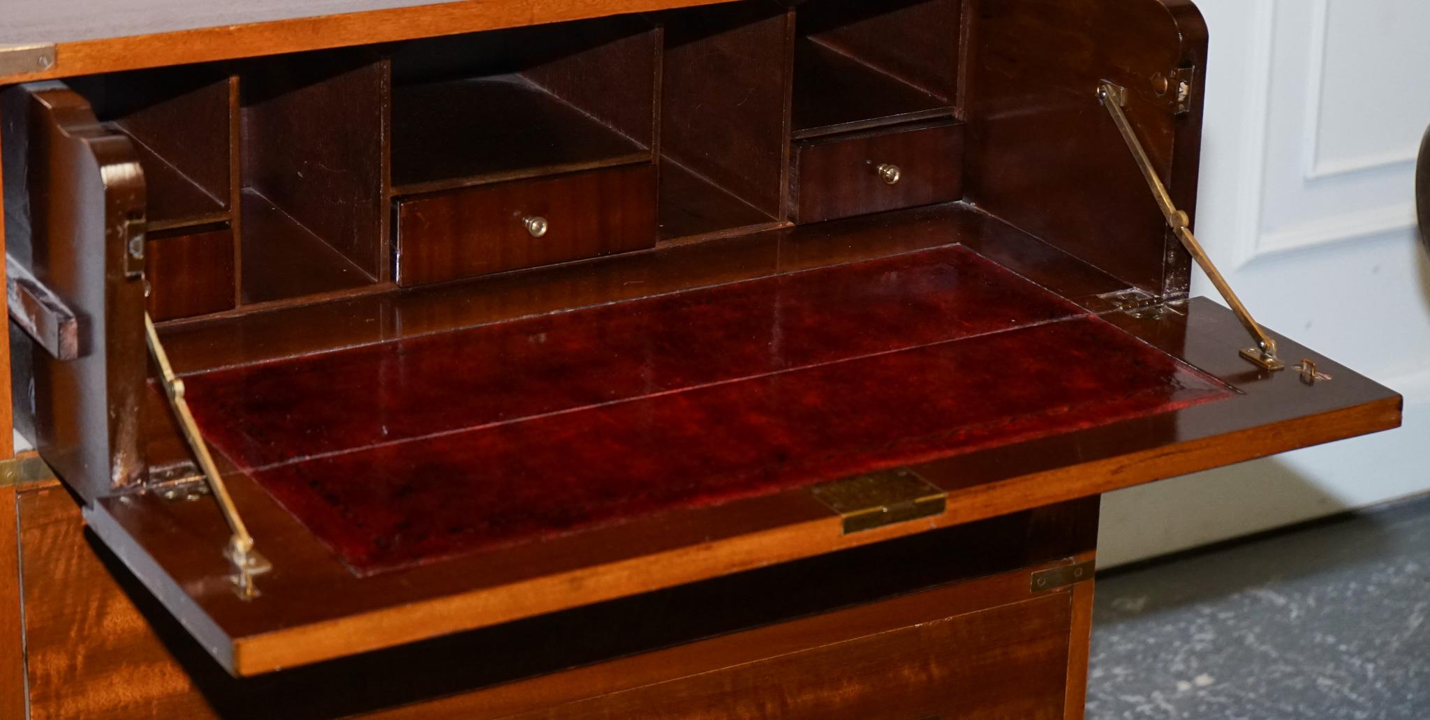 cassettiera d'epoca per la campagna militare con pelle rossa invecchiata in vendita 4
