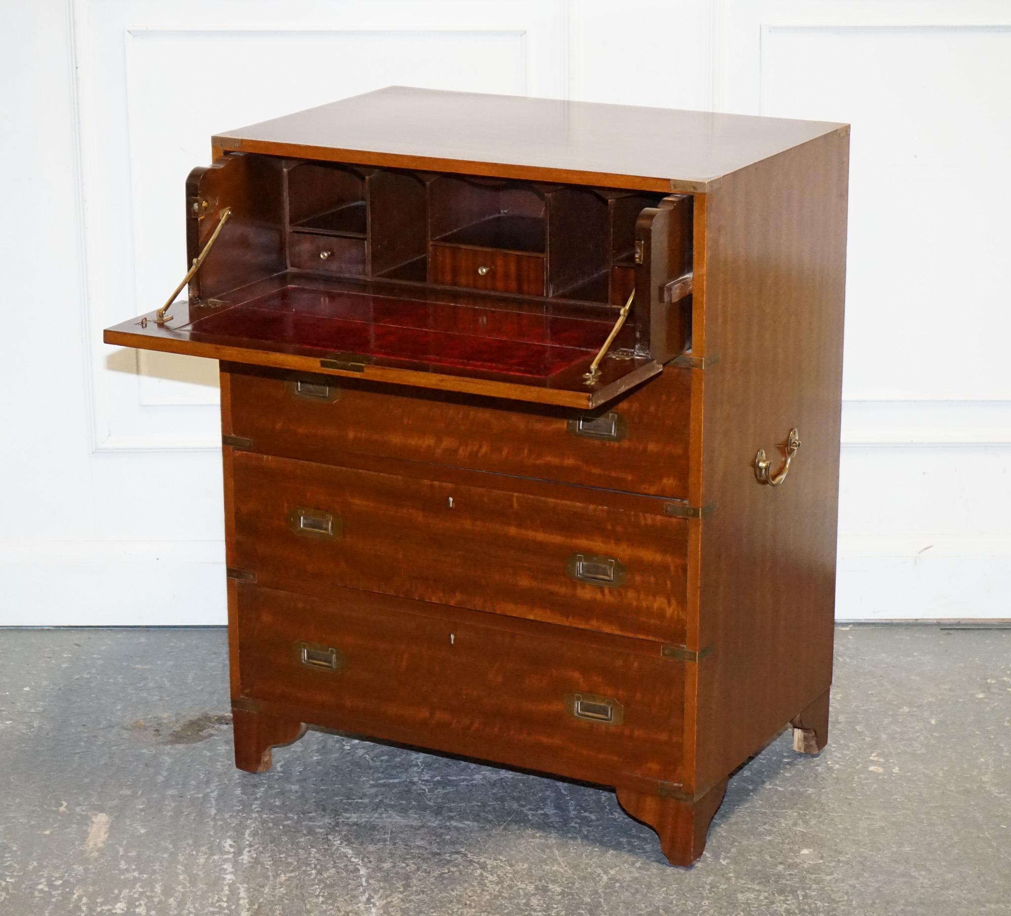 
Antiquariato di Londra



Una cassettiera da campagna militare di alta qualità, splendidamente realizzata in legno massiccio con angoli montati in ottone e maniglie da campagna incassate. Questo pezzo combina la robusta praticità dei mobili