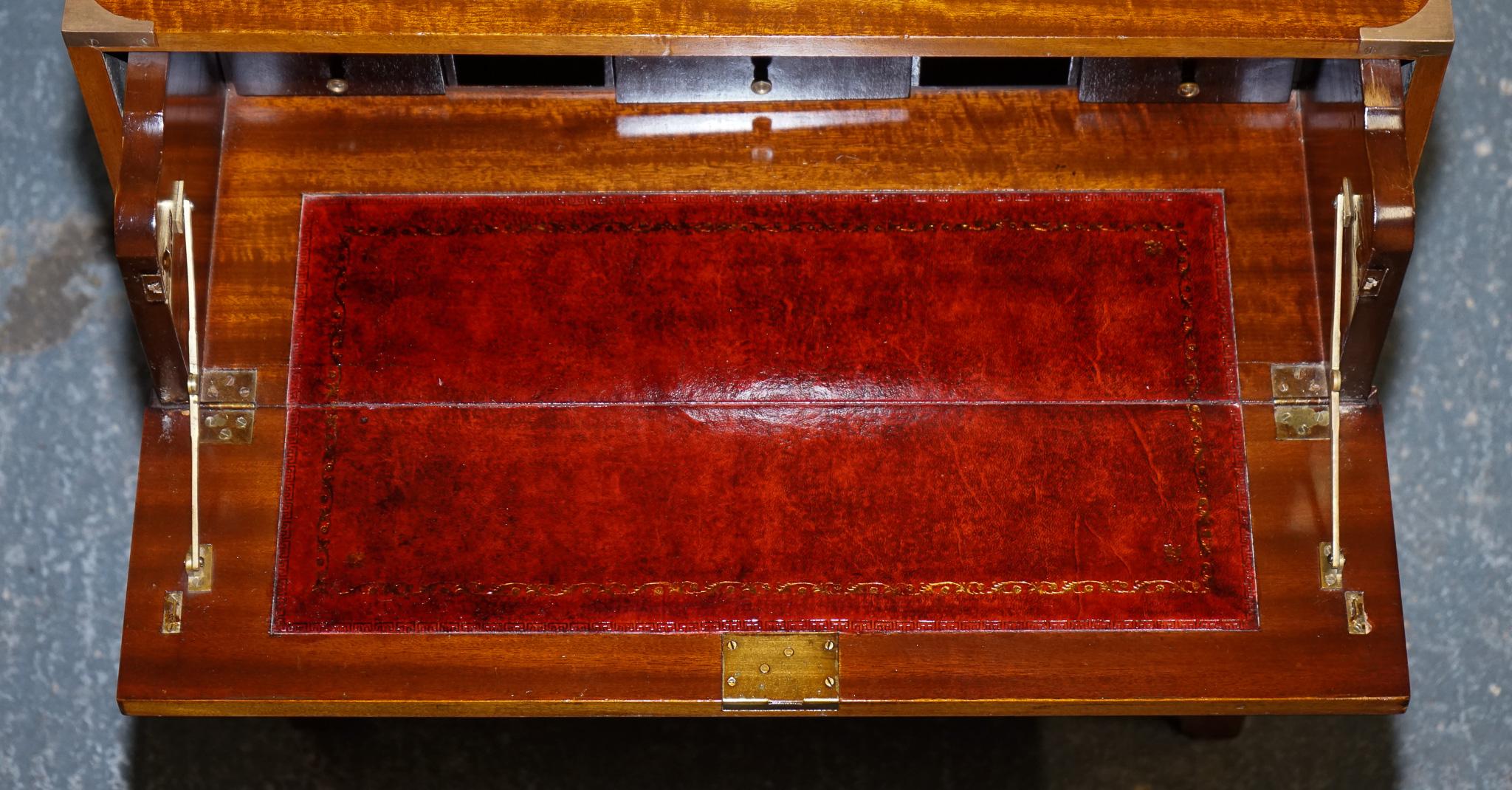 Legno massiccio cassettiera d'epoca per la campagna militare con pelle rossa invecchiata in vendita