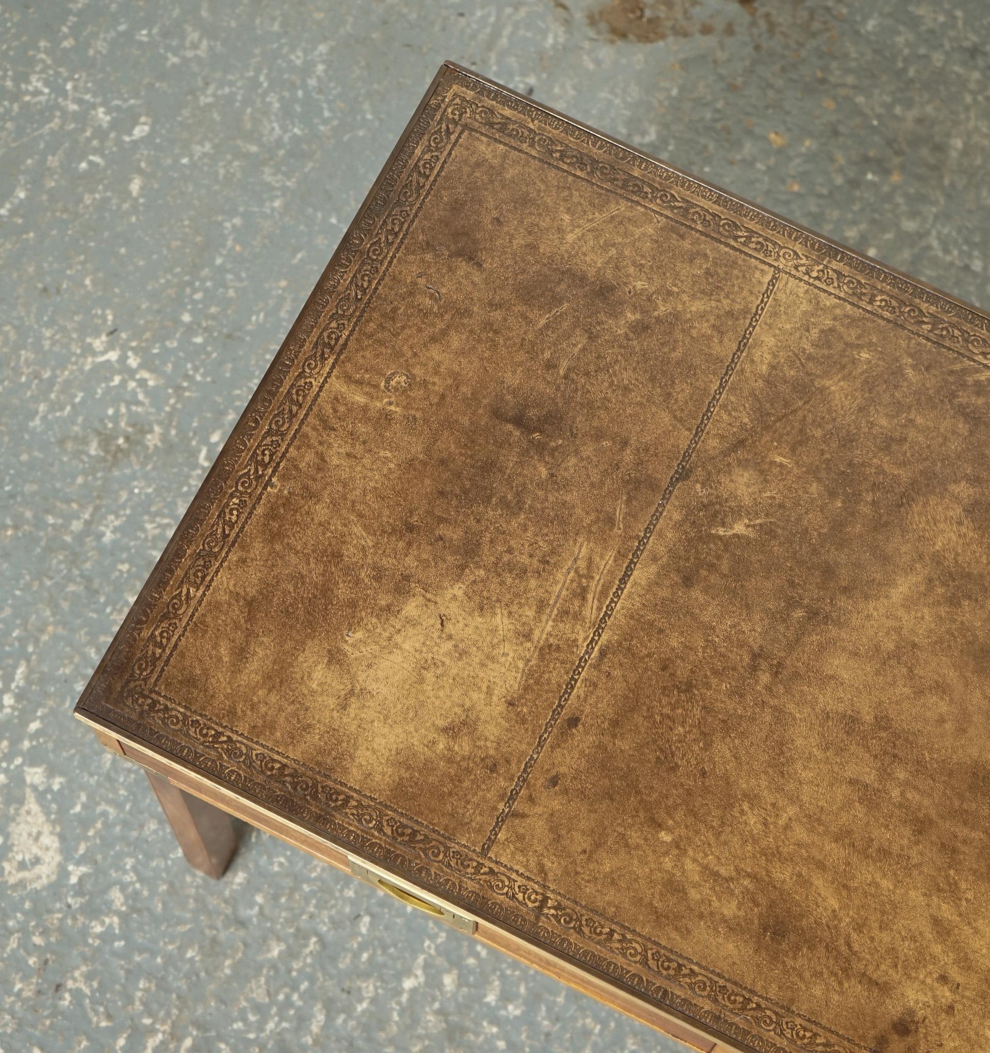 VINTAGE MILITARY CAMPAiGN STYLE COFFEE TABLE W/ BROWN AGED LEATHER 3 DRAWERS J1 For Sale 3