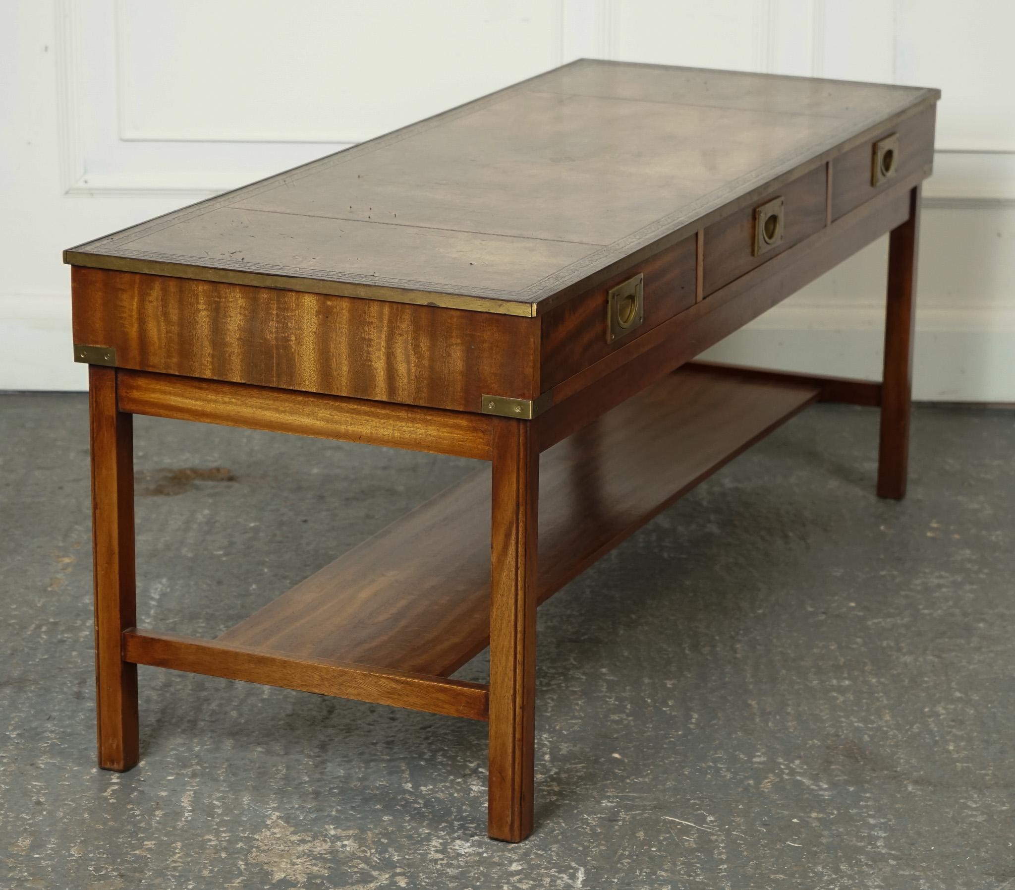 VINTAGE MILITARY CAMPAiGN STYLE COFFEE TABLE W/ BROWN AGED LEATHER 3 DRAWERS J1 For Sale 5