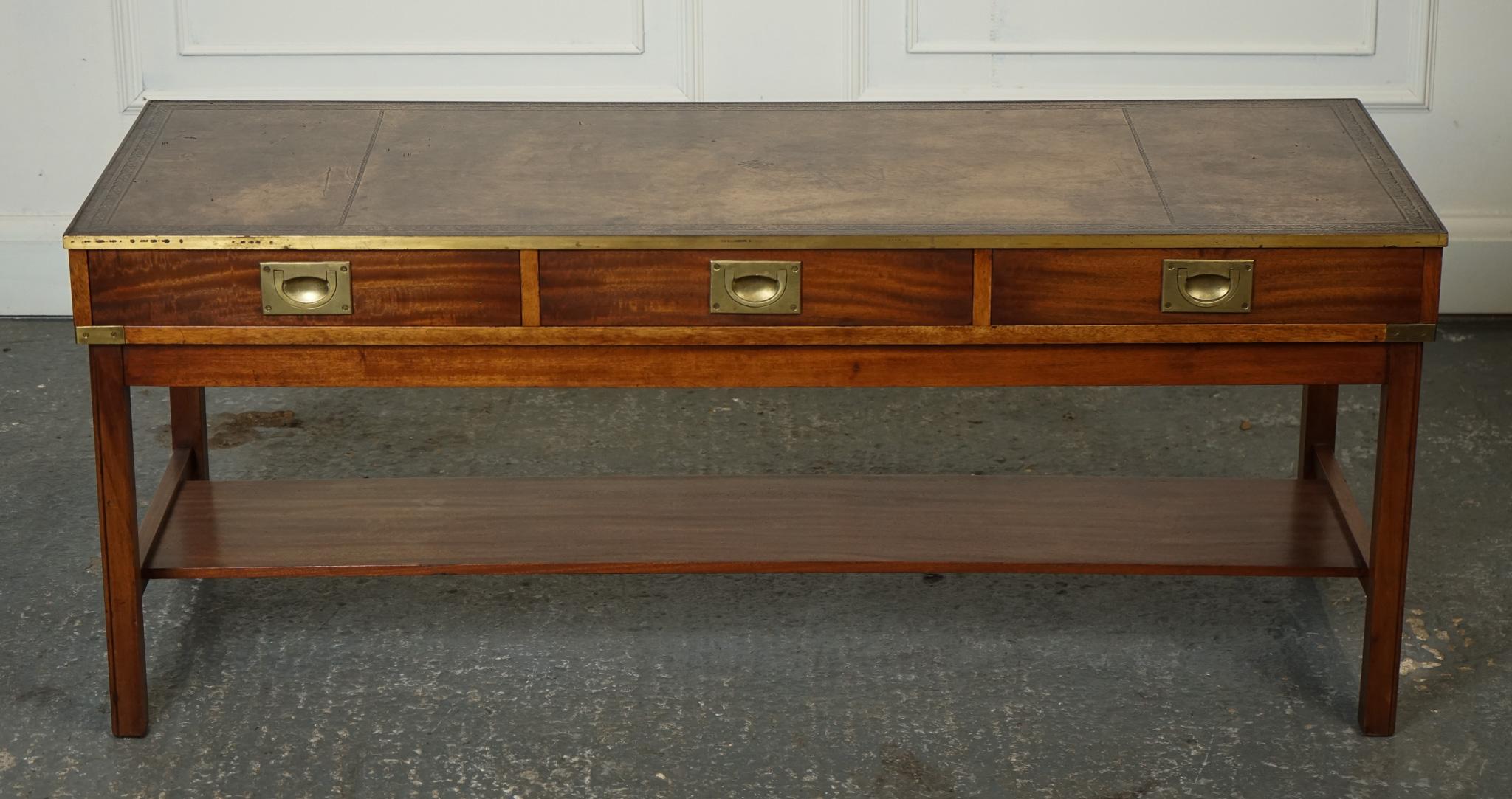 British VINTAGE MILITARY CAMPAiGN STYLE COFFEE TABLE W/ BROWN AGED LEATHER 3 DRAWERS J1 For Sale