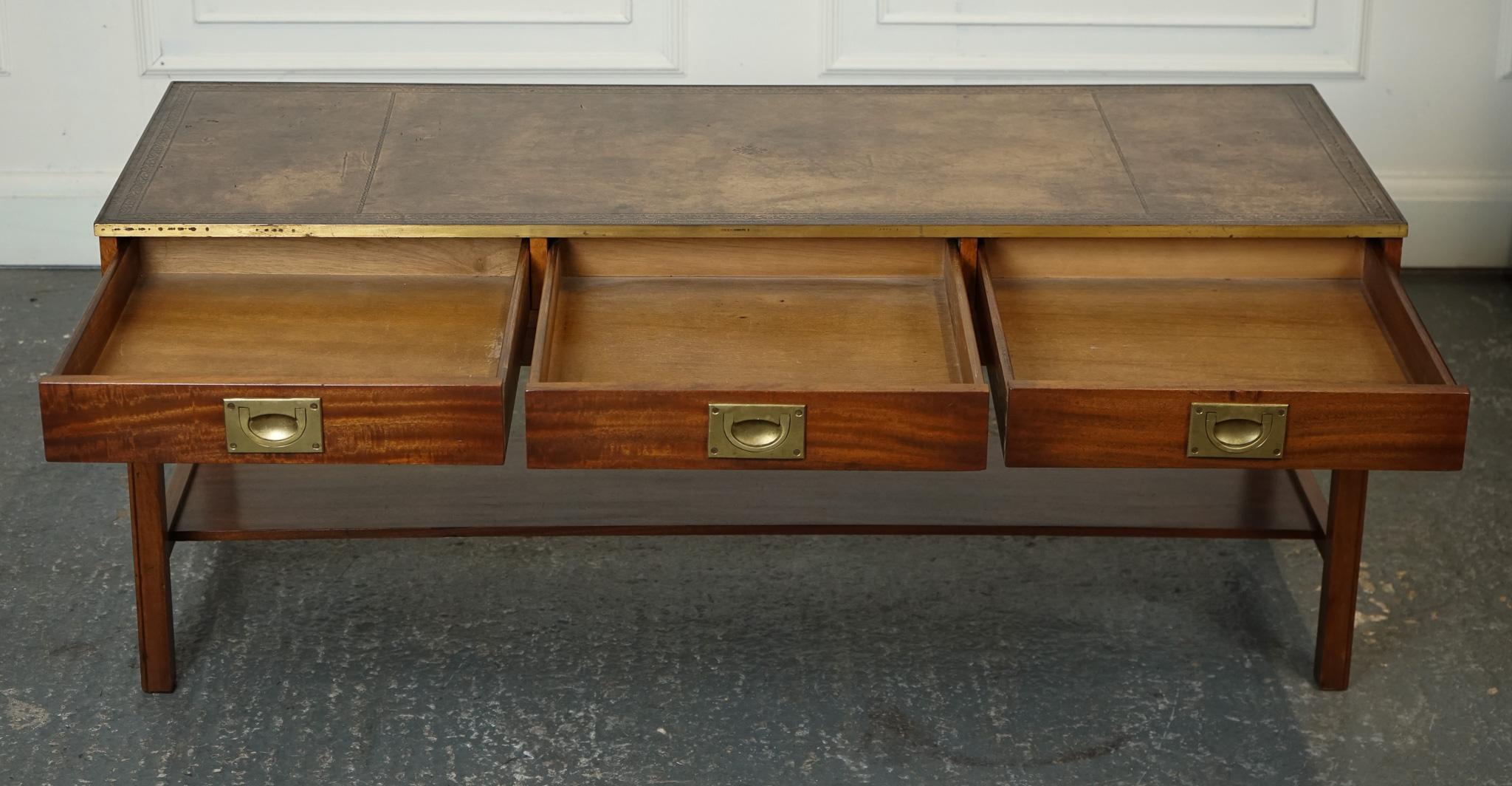 Hand-Crafted VINTAGE MILITARY CAMPAiGN STYLE COFFEE TABLE W/ BROWN AGED LEATHER 3 DRAWERS J1 For Sale