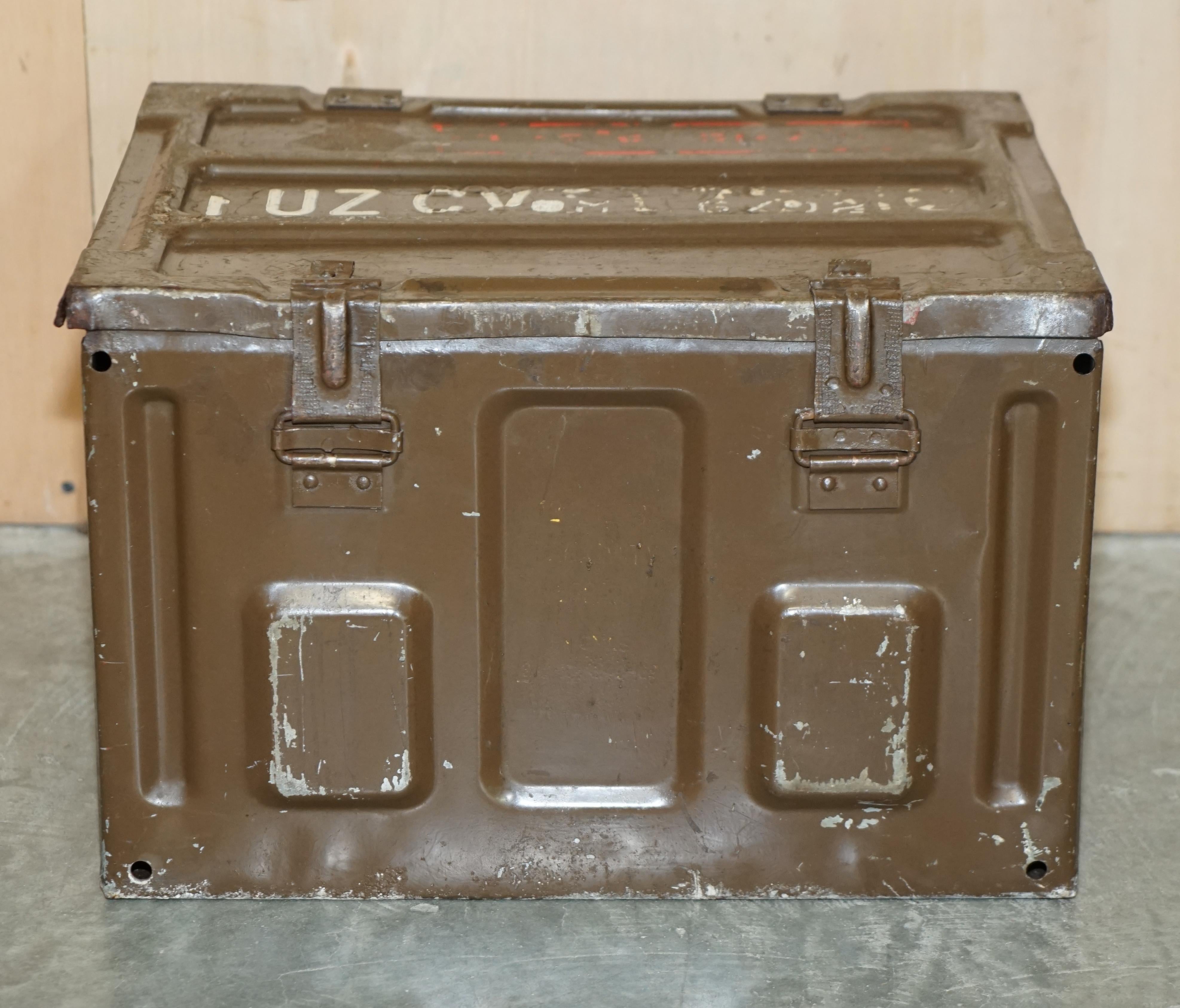 Nous sommes ravis d'offrir à la vente cette boîte à munitions d'époque, utilisée pendant la campagne militaire de la Seconde Guerre mondiale, avec toute la patine d'origine.

J'en ai deux à vendre, la deuxième pièce est listée sous mes autres