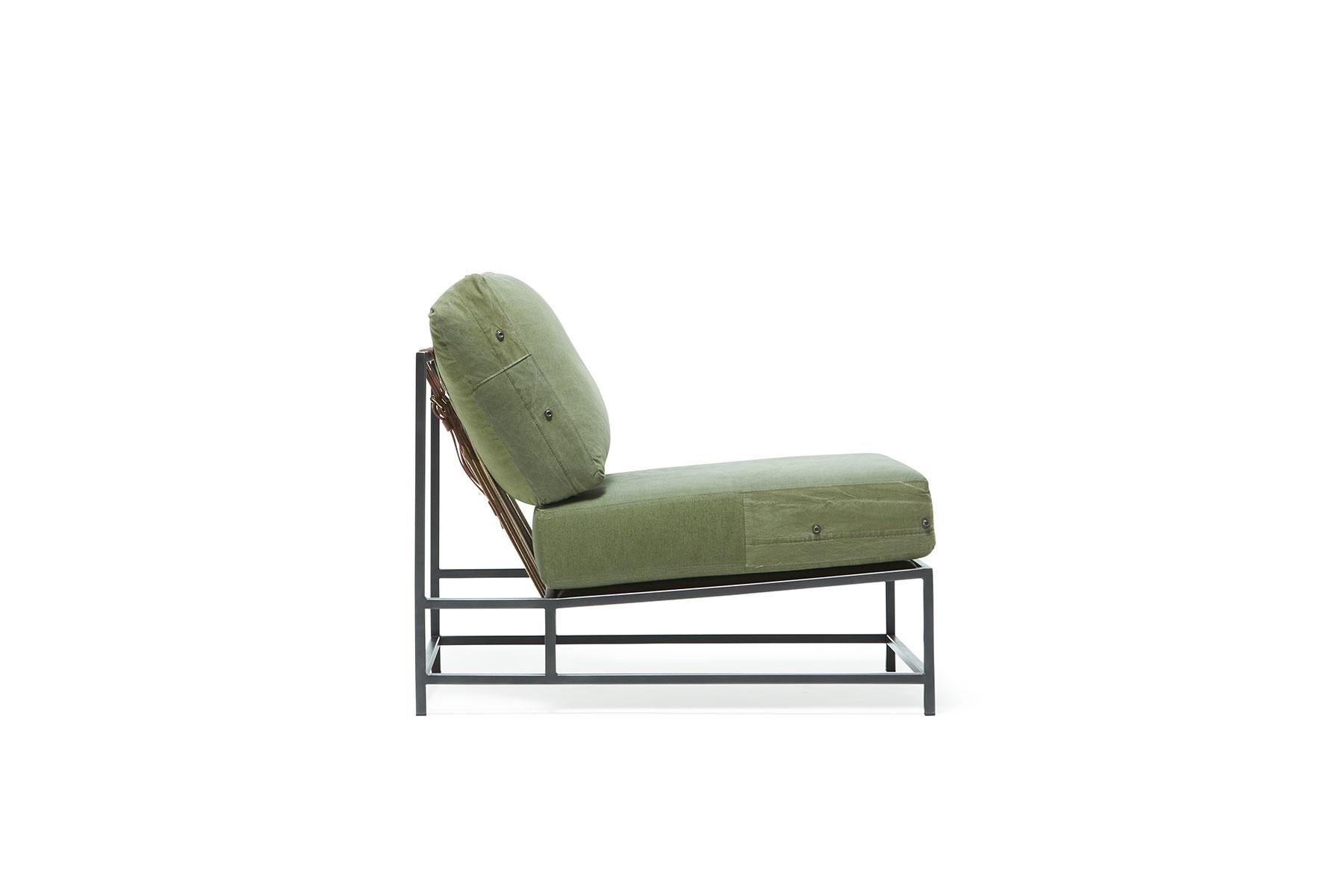 Stuhl aus Militär-Leinwand und geschwärztem Stahl im Vintage-Stil (Moderne) im Angebot