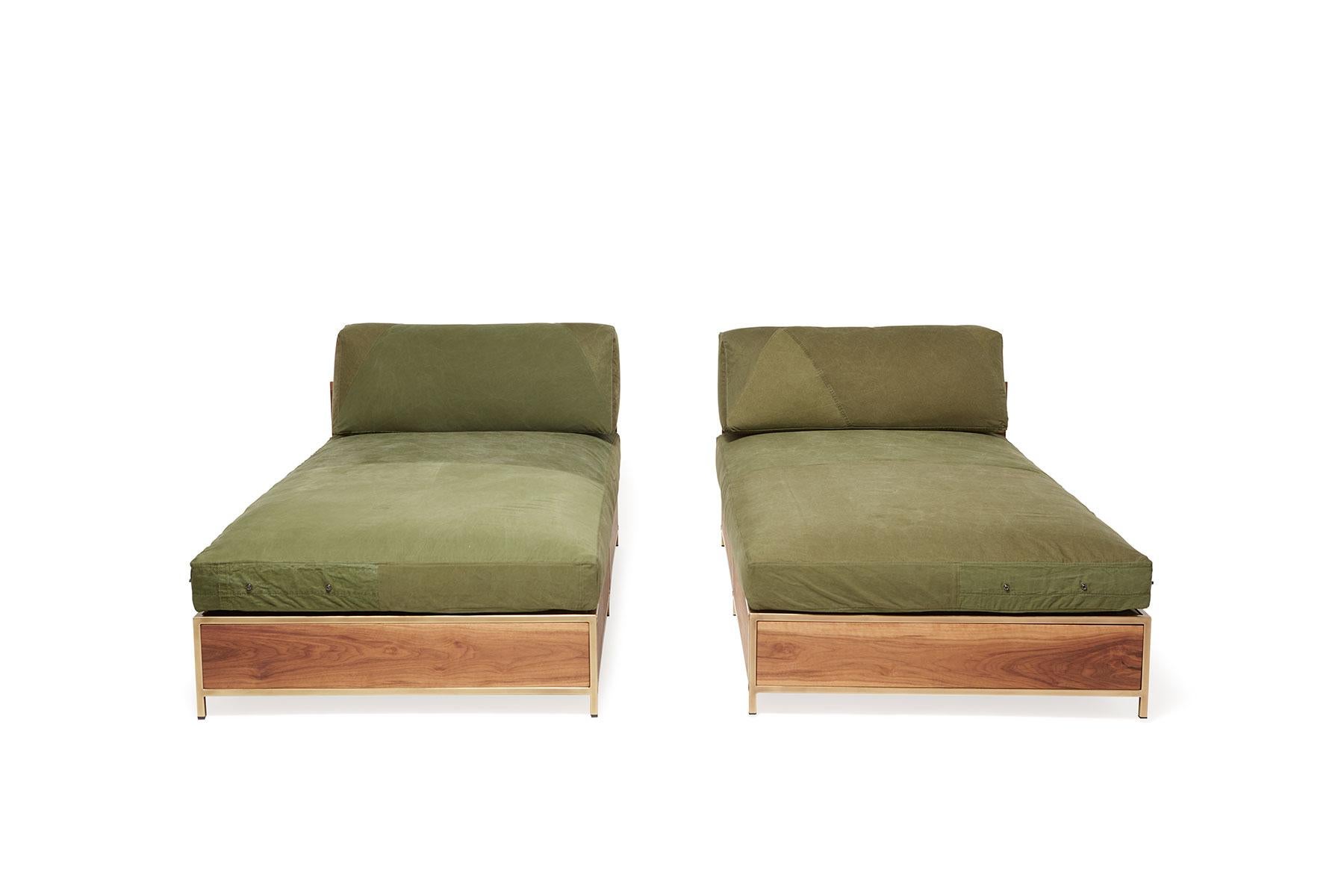 XXIe siècle et contemporain Sofa d'invité militaire vintage avec tiroirs de rangement en vente