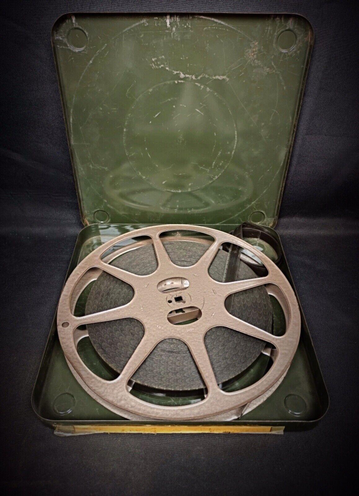 Este raro coleccionable militar contiene una antigua película militar conservada en su caja metálica original del Établissement Cinématographique et Photographique des Armées (ECPA). La película, titulada Protection Individuelle Attaque Nucléaire,