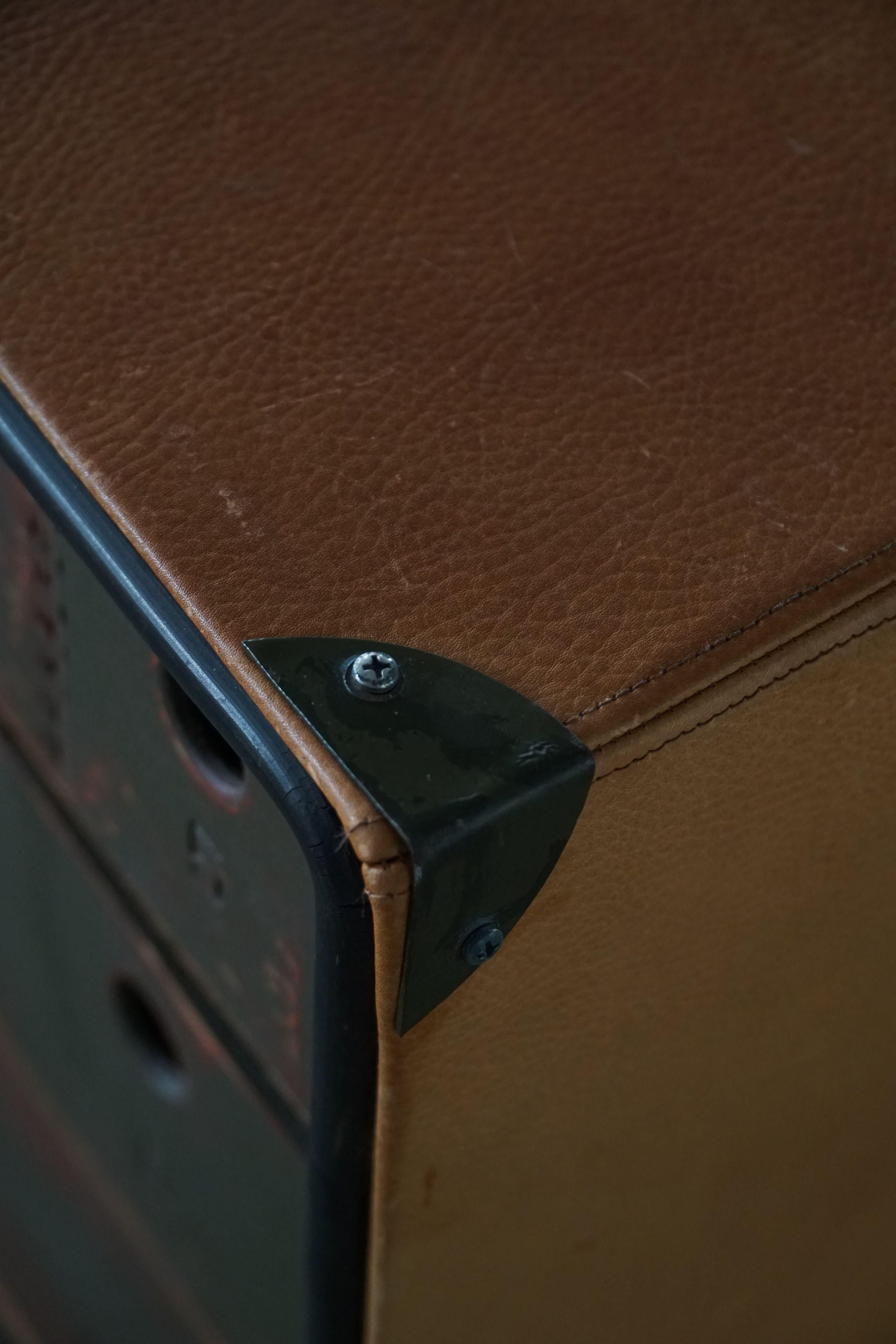Vintage-Truhe im Militärstil aus Leder und Holz, Ende des 20. im Angebot 4