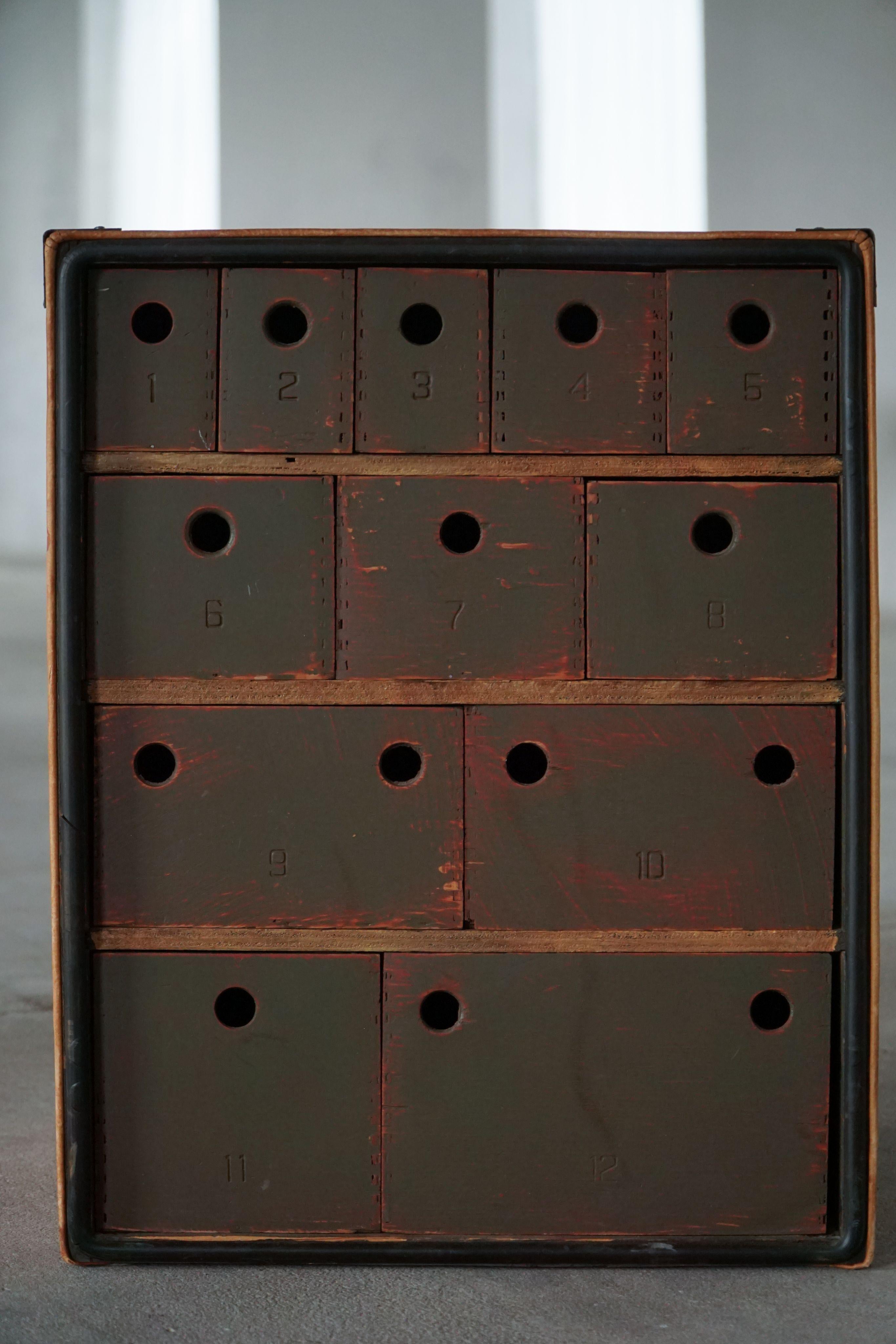 Vintage-Truhe im Militärstil aus Leder und Holz, Ende des 20. im Zustand „Gut“ im Angebot in Odense, DK