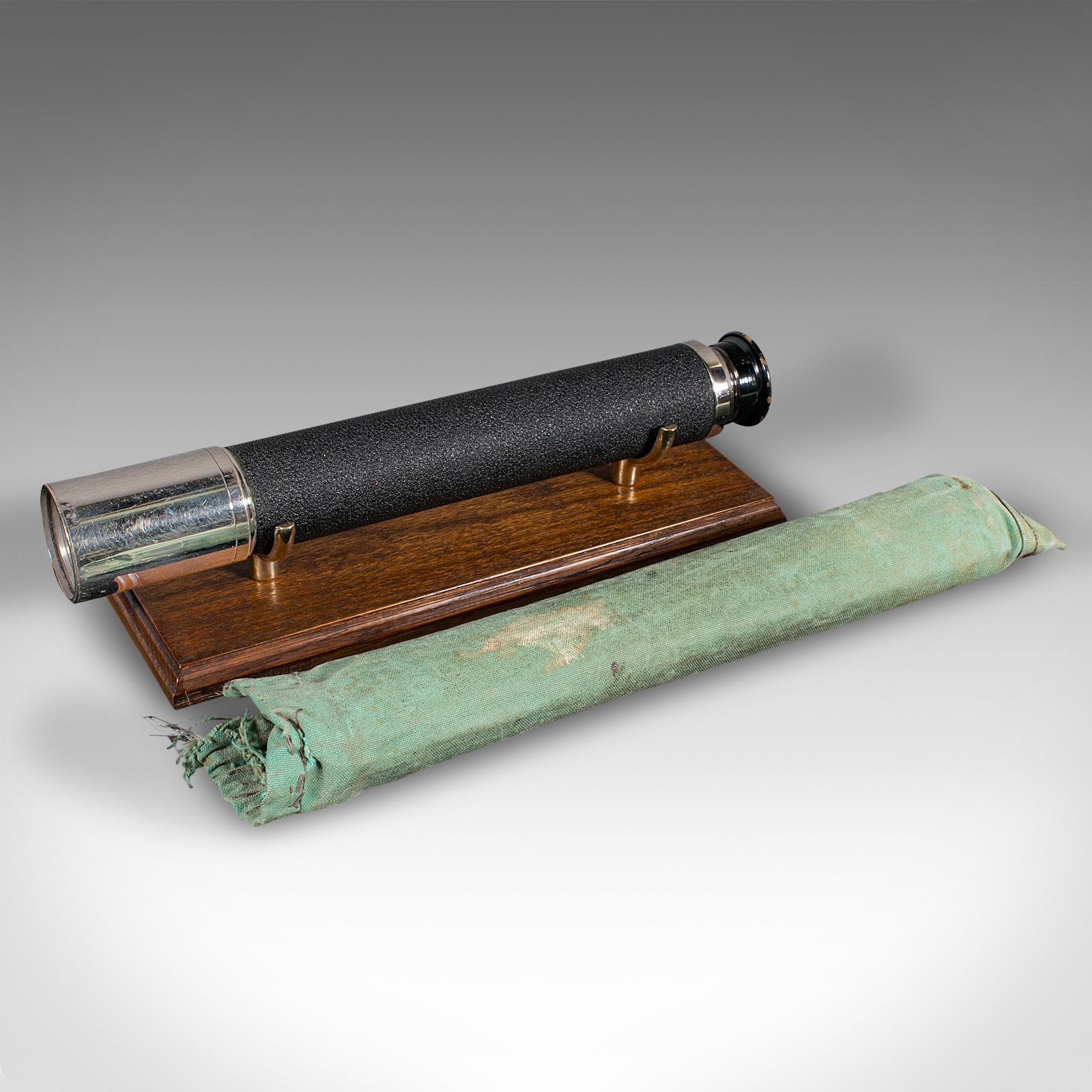 
Il s'agit d'un télescope terrestre militaire d'époque. Réfracteur canadien en laiton chromé pour officier de marine de la Canadian Kodak Company, datant de la Seconde Guerre mondiale, vers 1940.

Parfait pour l'observation des oiseaux, des