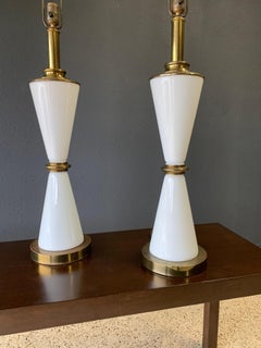 Lampe de table vintage en forme de sablier en verre au lait et laiton