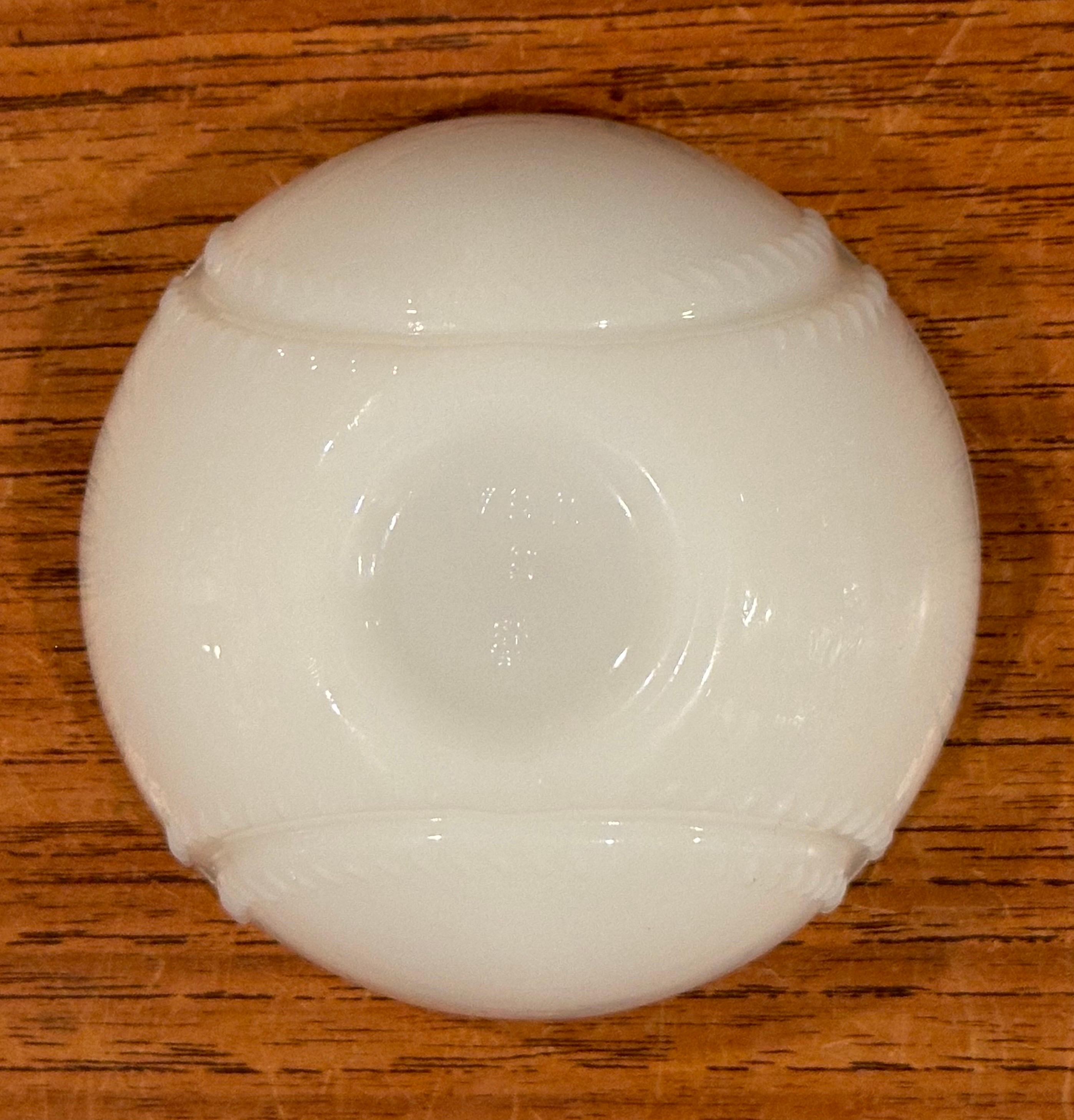 Trinket Box für Baseball aus Milchglas in Milchglas im Angebot 4