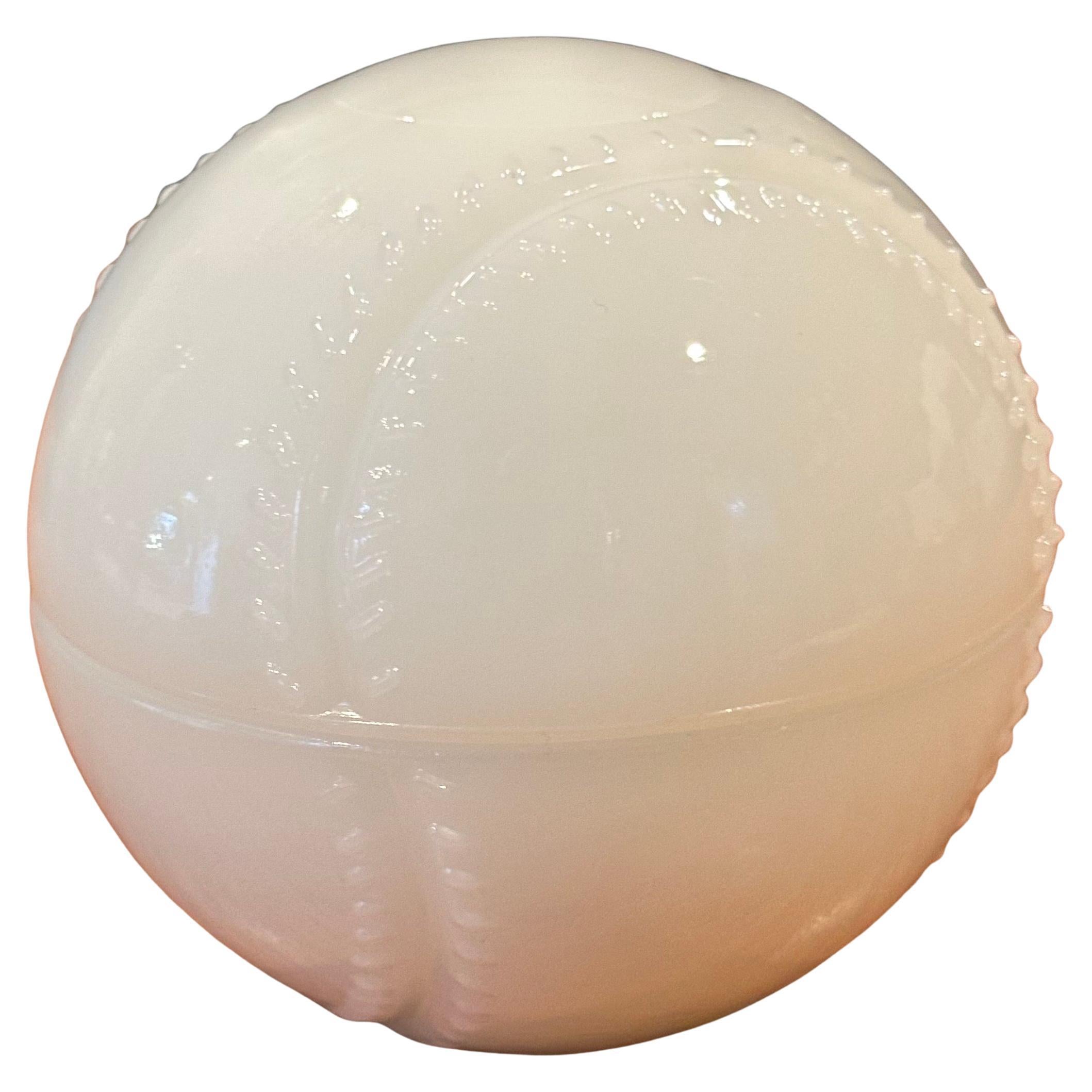 Trinket Box für Baseball aus Milchglas in Milchglas im Angebot 5