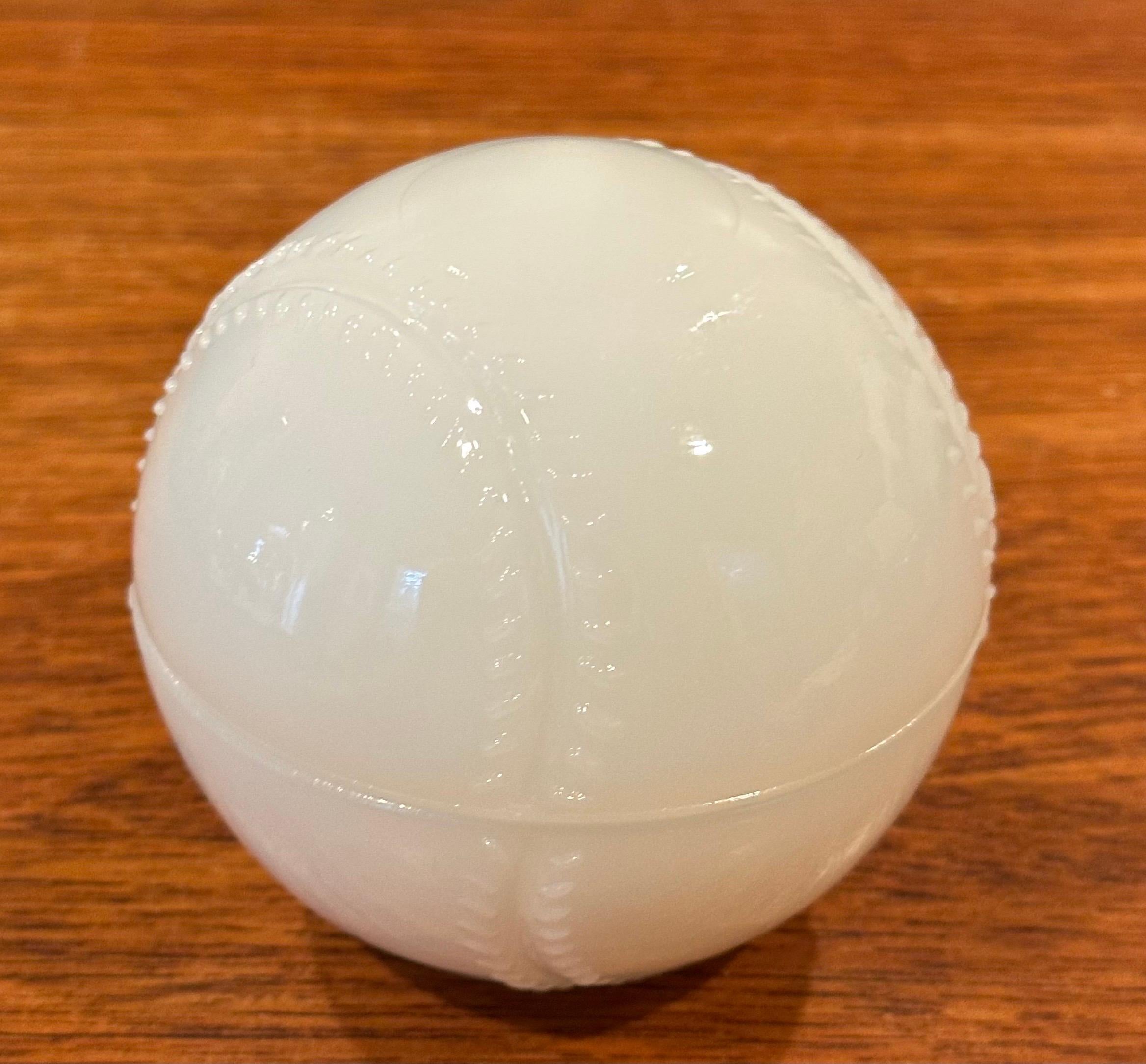 Trinket Box für Baseball aus Milchglas in Milchglas im Zustand „Gut“ im Angebot in San Diego, CA