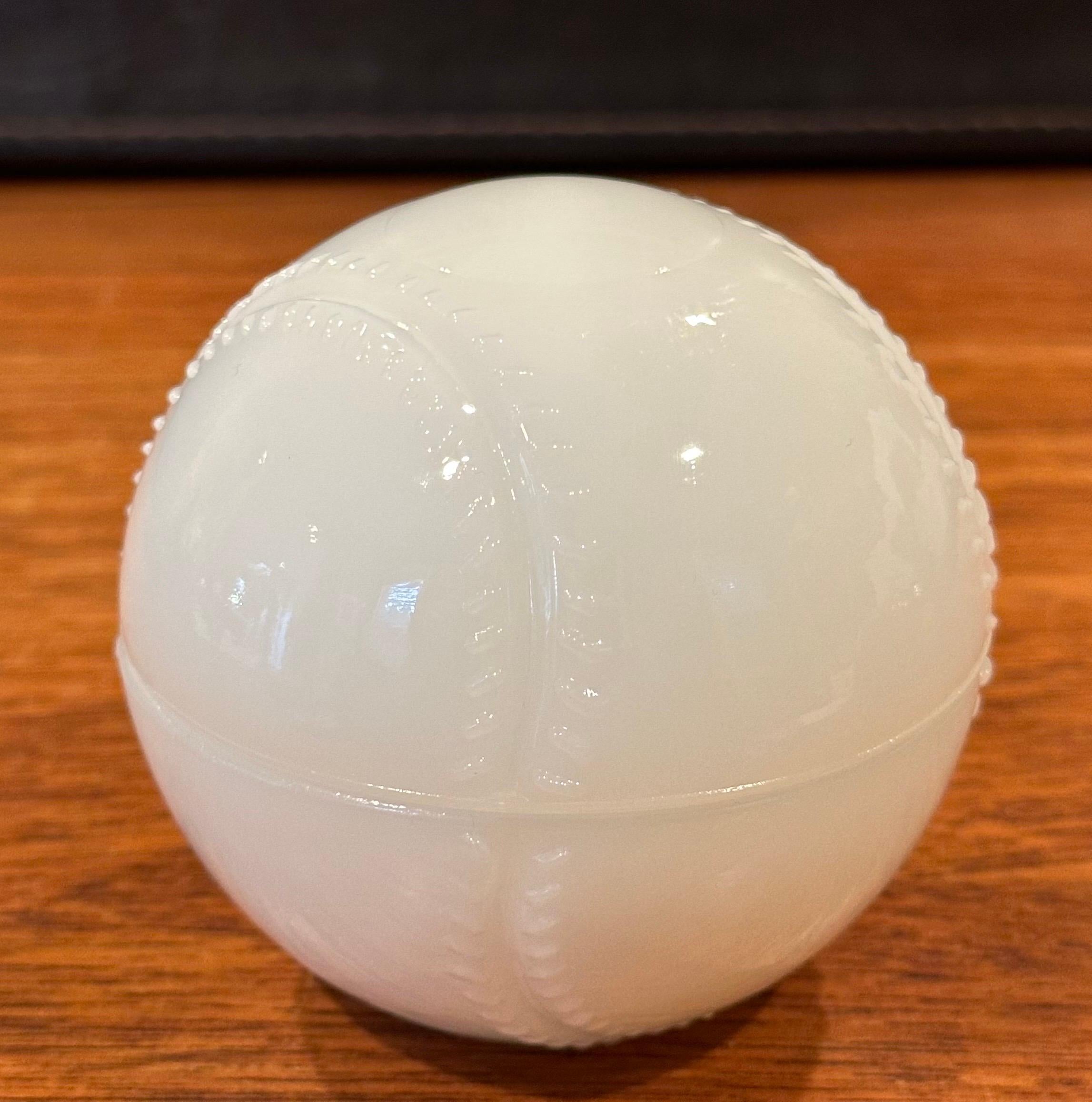 Trinket Box für Baseball aus Milchglas in Milchglas (20. Jahrhundert) im Angebot