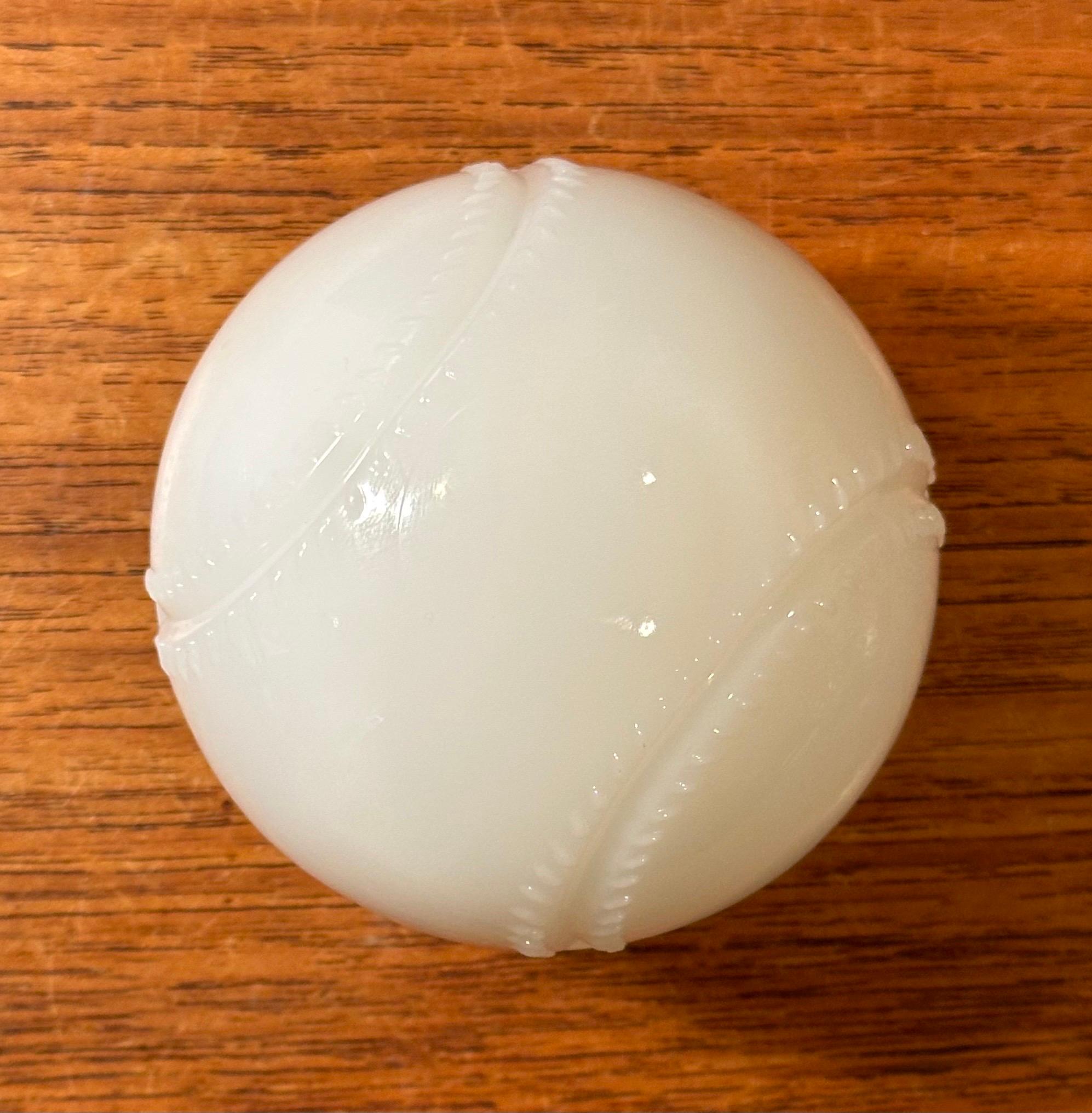 Trinket Box für Baseball aus Milchglas in Milchglas im Angebot 1