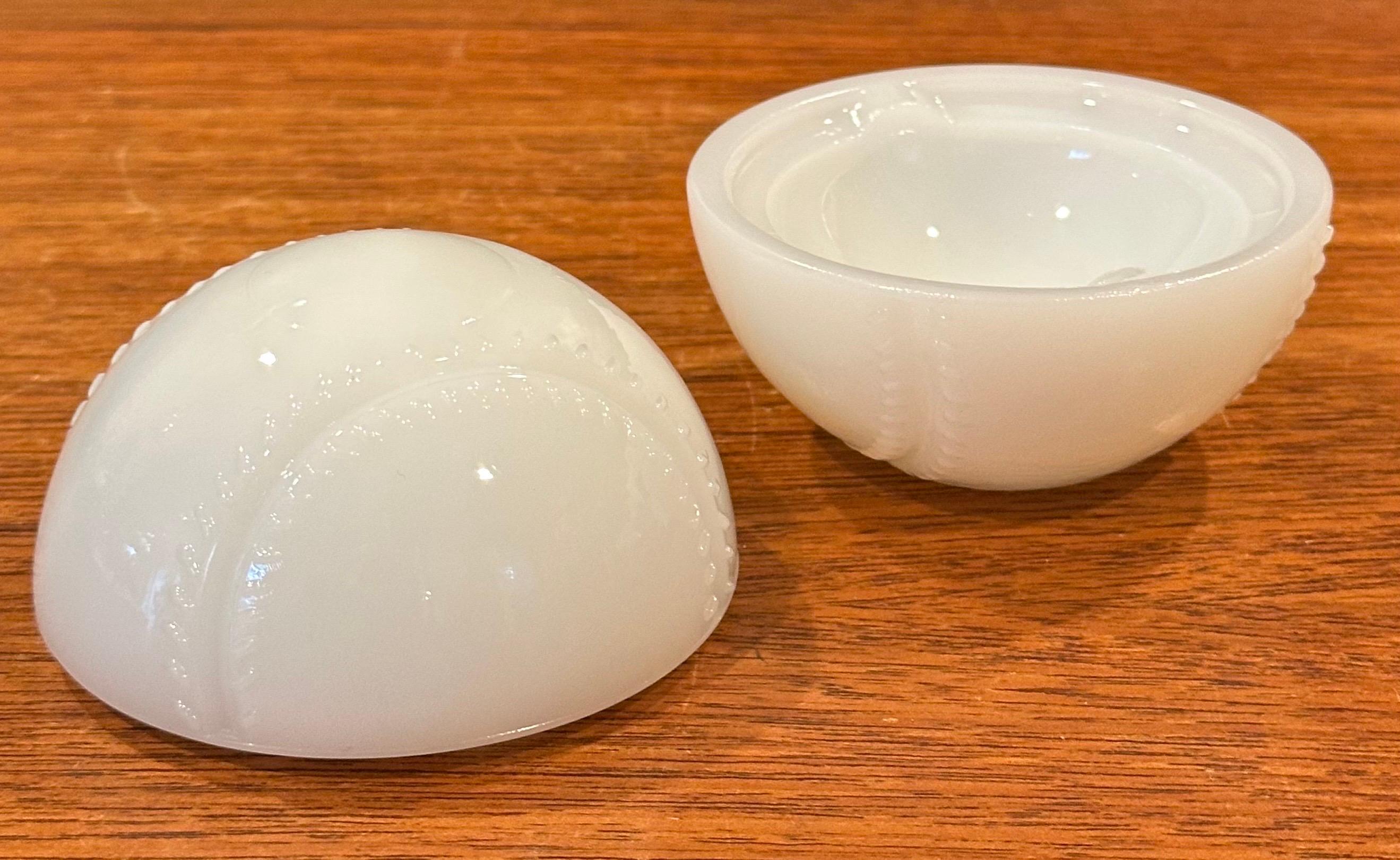 Trinket Box für Baseball aus Milchglas in Milchglas im Angebot 2