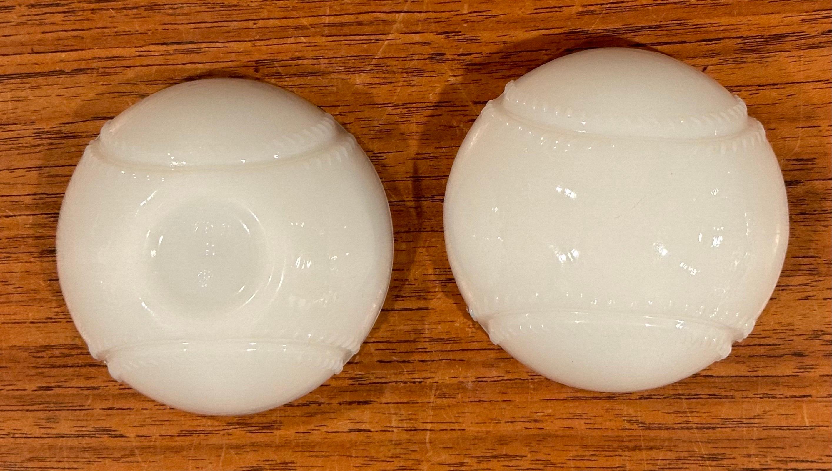 Trinket Box für Baseball aus Milchglas in Milchglas im Angebot 3