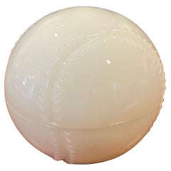 Caja de baratijas de béisbol de cristal de leche vintage