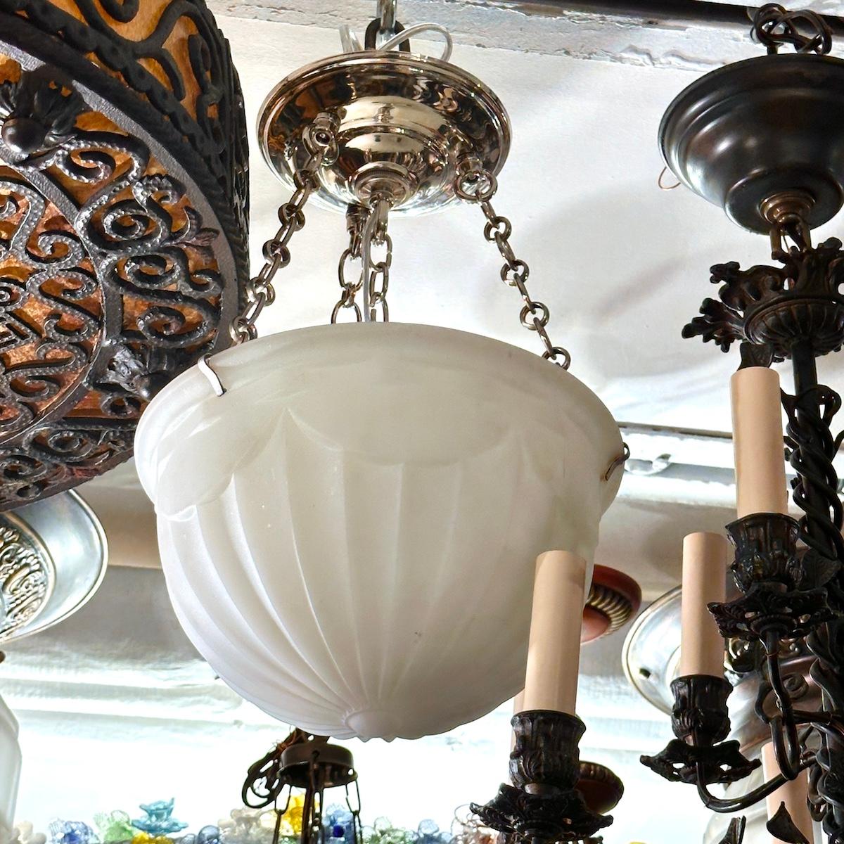 Vintage Milk Glass Fixture (Fr�ühes 20. Jahrhundert) im Angebot