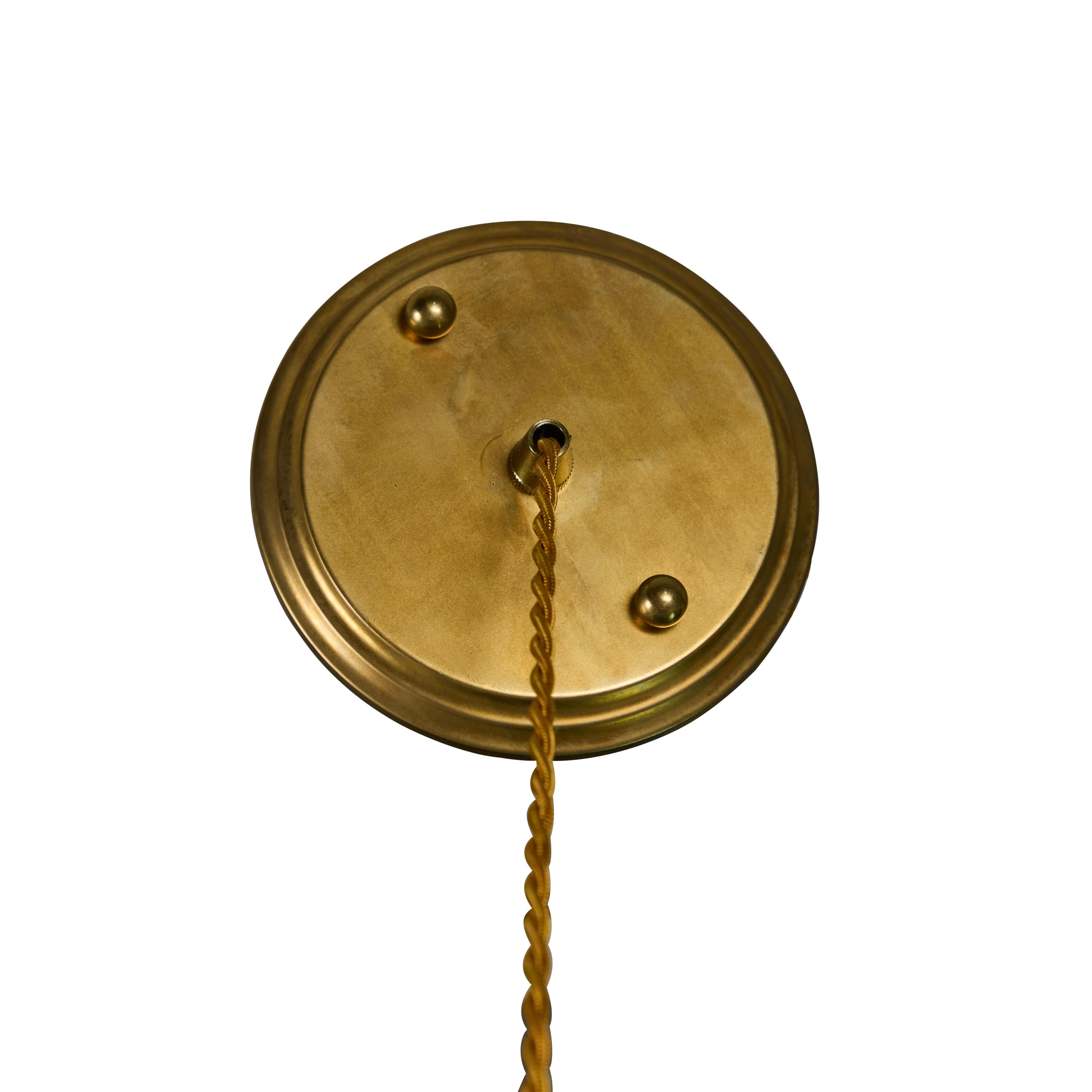 Ciondolo in vetro lattimo vintage con paralume scanalato e dettagli in oro in vendita 2