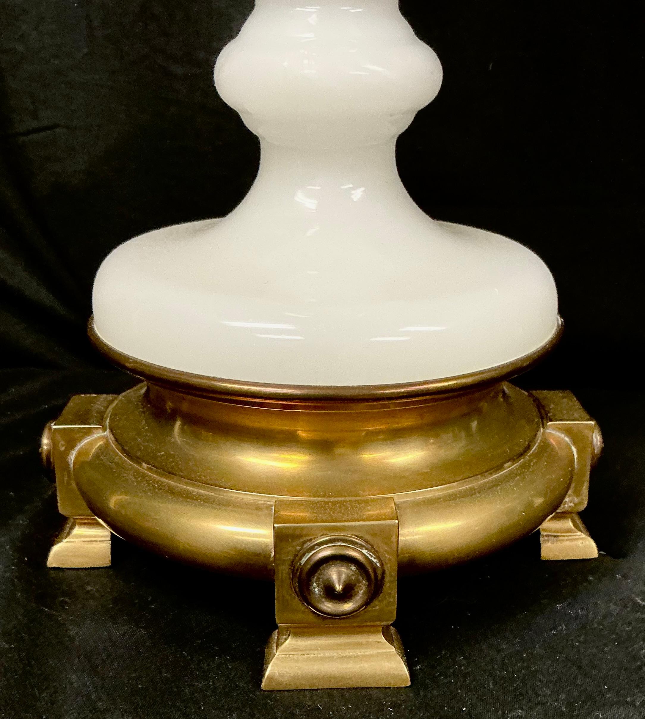 Américain Lampe de table vintage en verre au lait en vente