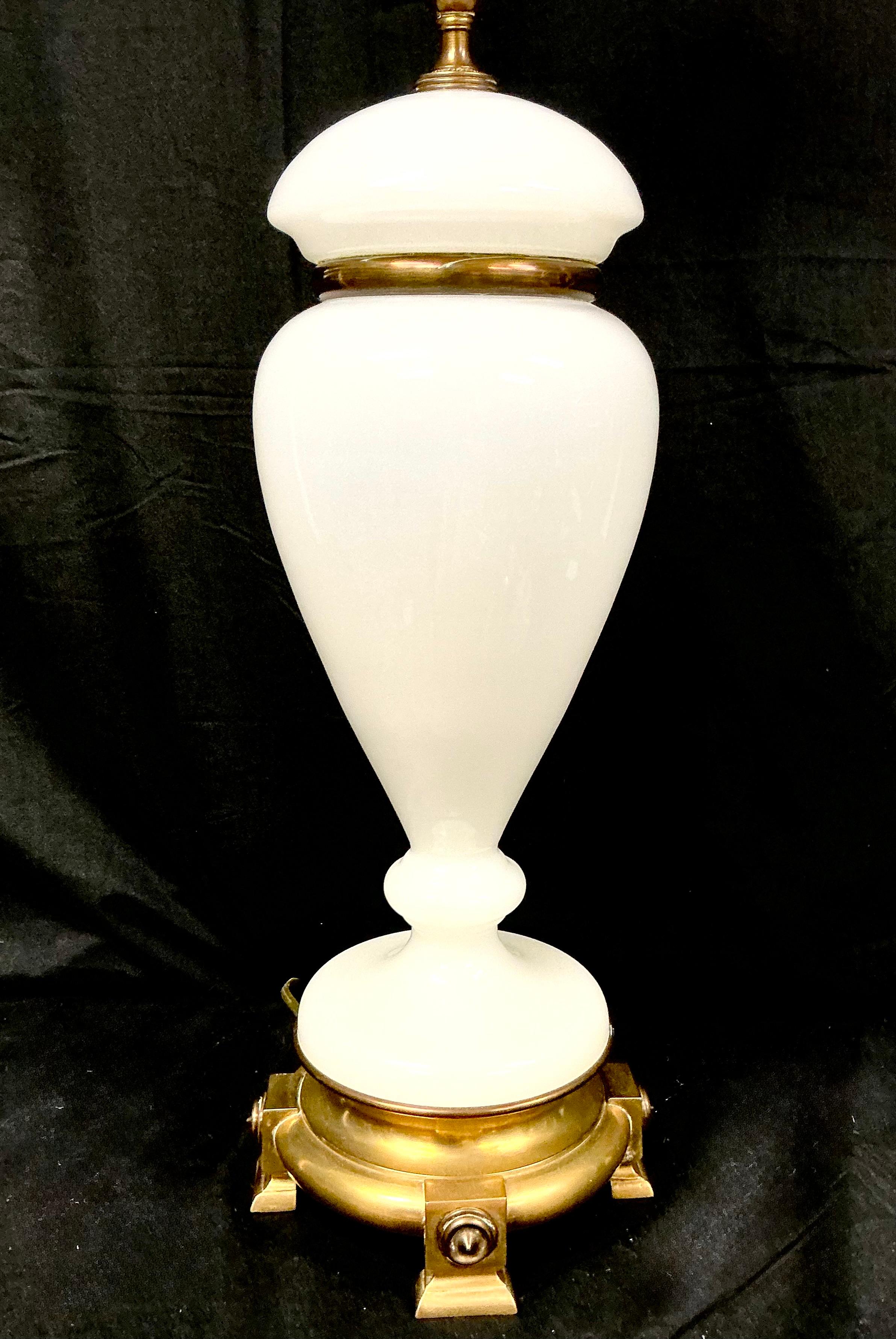 Lampe de table vintage en verre au lait Bon état - En vente à Bradenton, FL