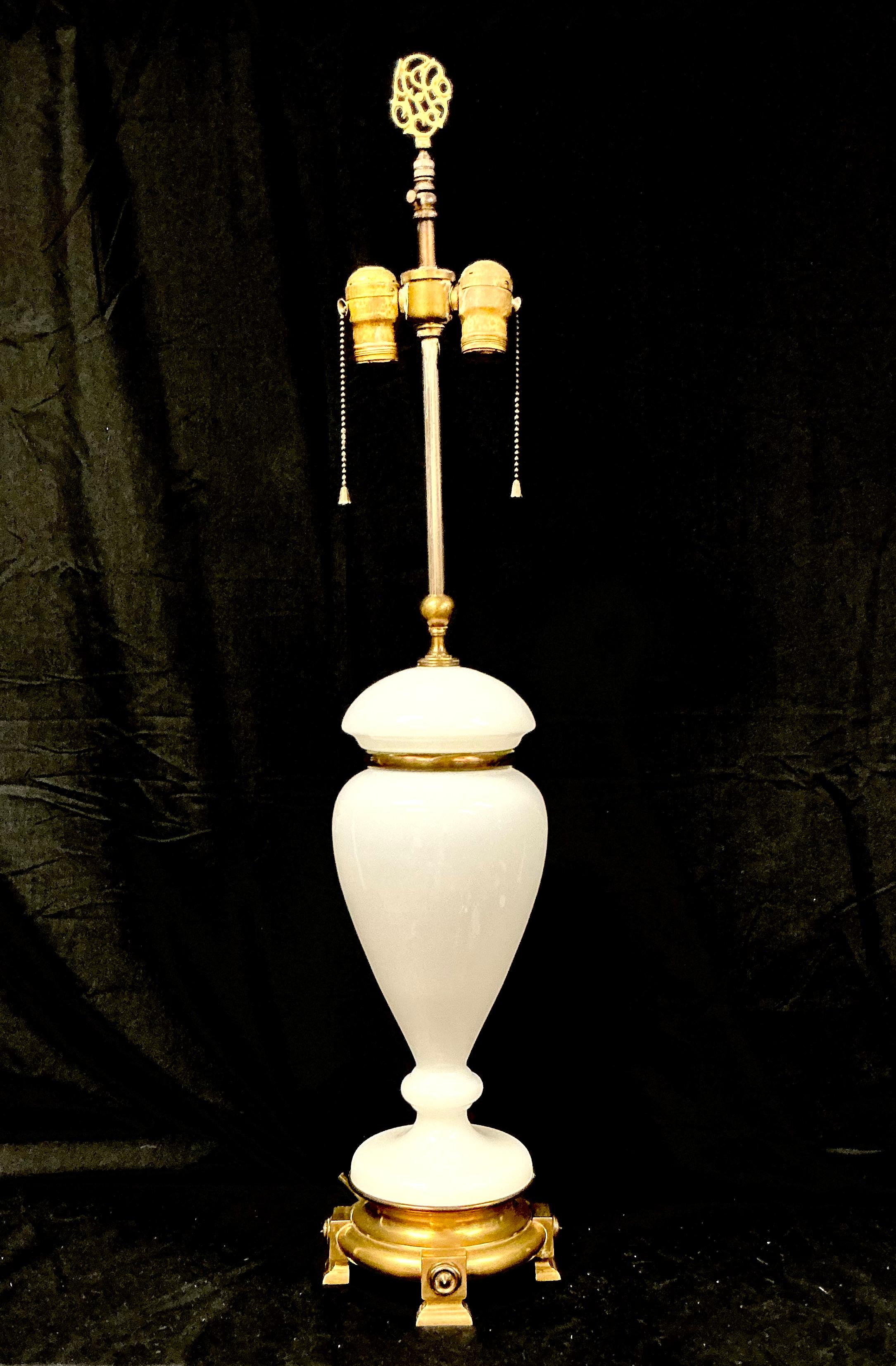 Lampe de table vintage en verre au lait en vente 1