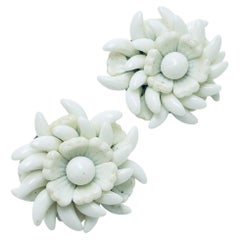 Weiße Blumen-Ohrclips aus Milchglas in Milchglas mit Blumenmotiv