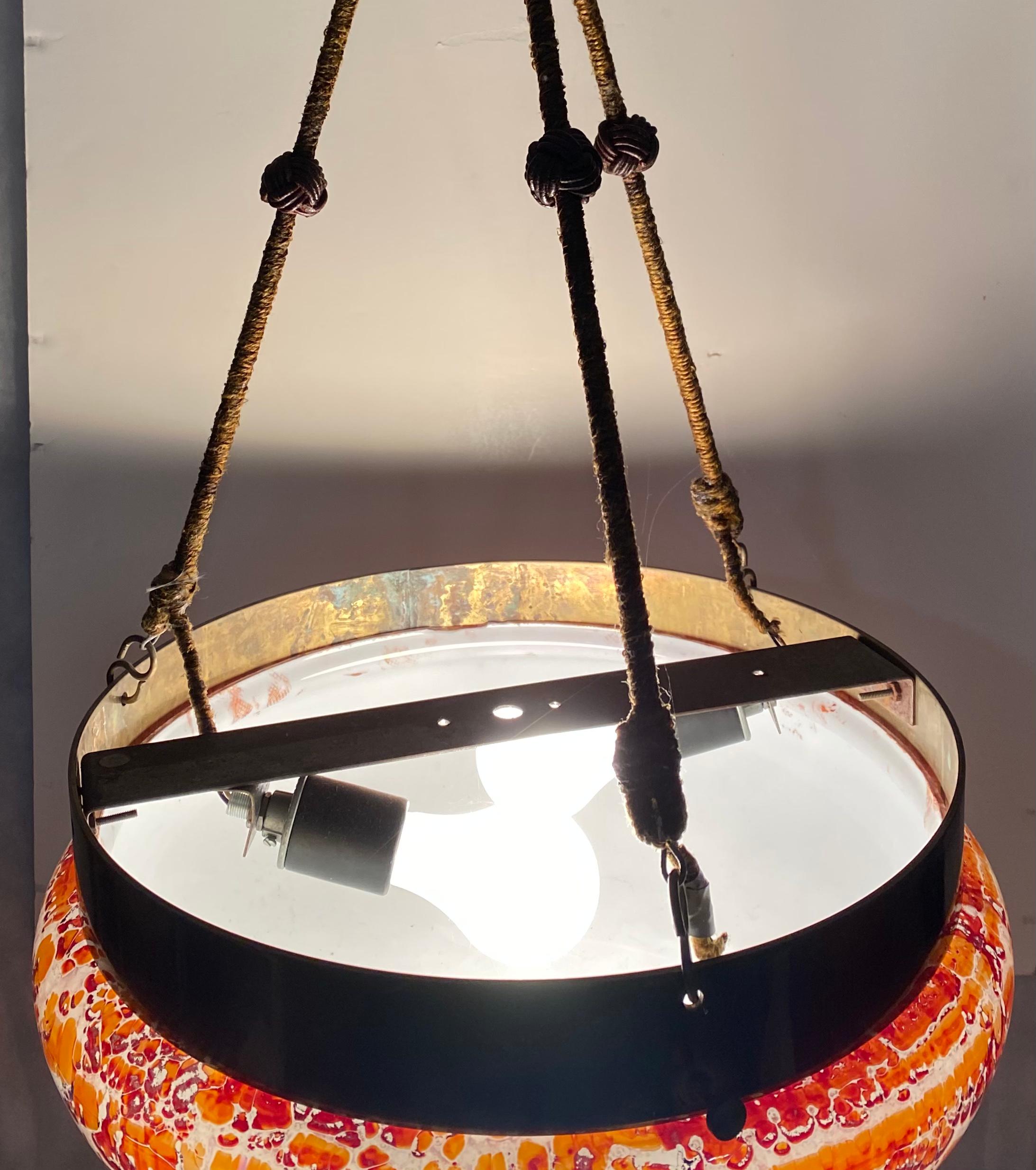 Milieu du XXe siècle Lampe à suspension vintage Millefiori en verre et laiton avec cordon suspendu en soie en vente