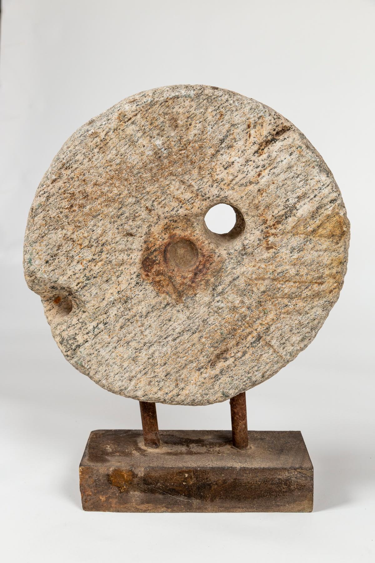 Granit Pierre à moulin vintage sur socle, 20e siècle en vente