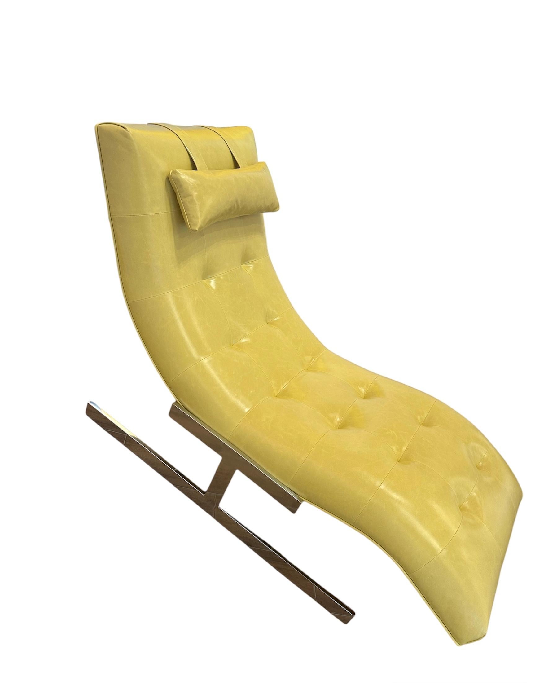 Deléitate con la mezcla perfecta de estilo y comodidad con la original Chaise Wave de Milo Baughman, retapizada en lujosa piel de becerro italiana verde kiwi. Su diseño elegante y contorneado acuna el cuerpo, proporcionando la máxima relajación