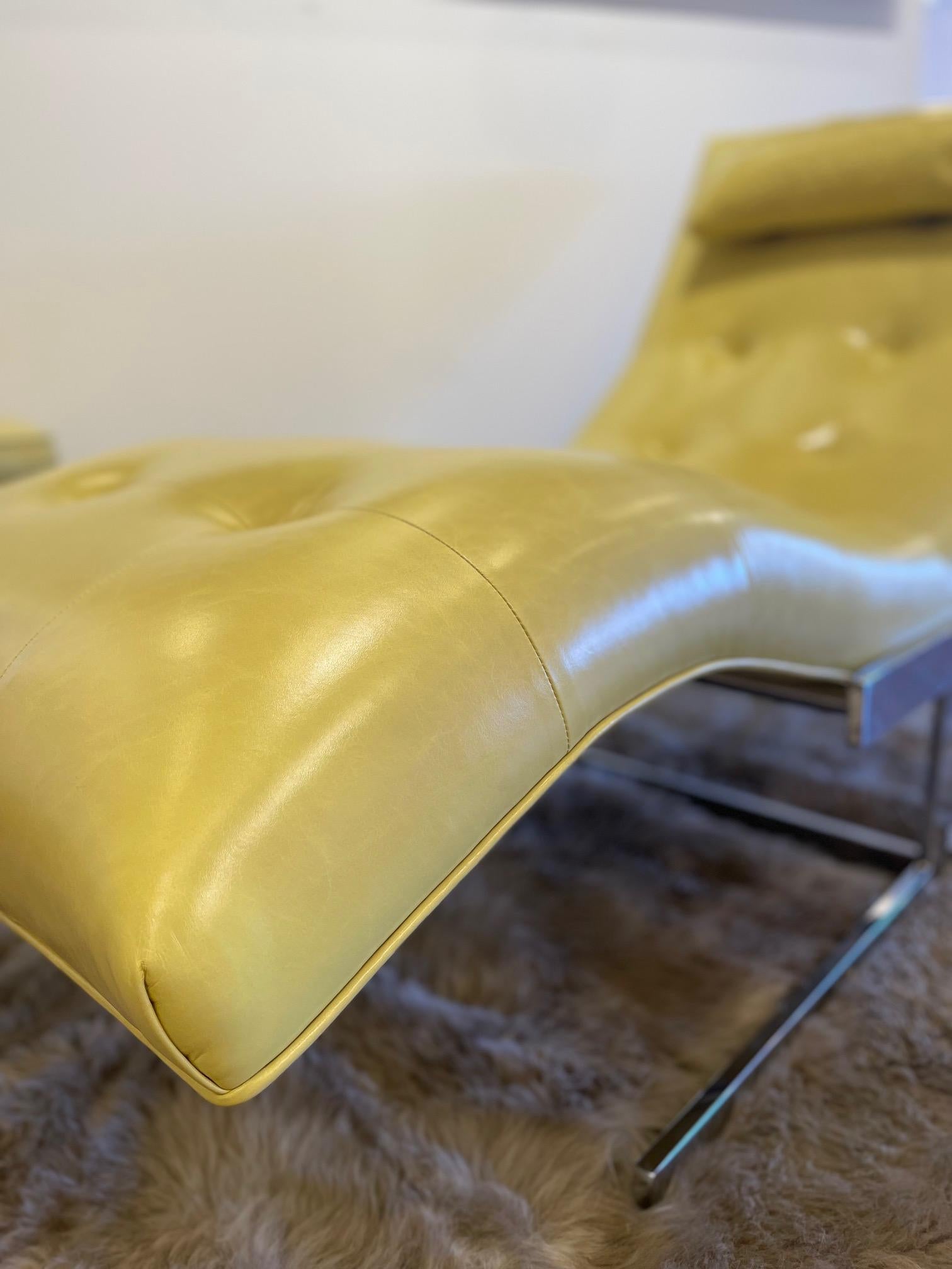 Chaise longue vintage Milo Baughman Wave cromada en piel italiana verde kiwi Moderno de mediados de siglo en venta